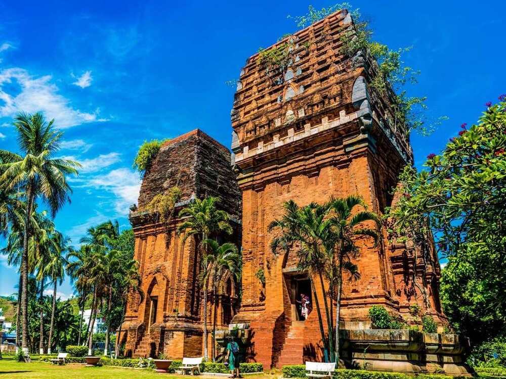 Tháp Đôi - Di Tích Chăm Pa Cổ Kính