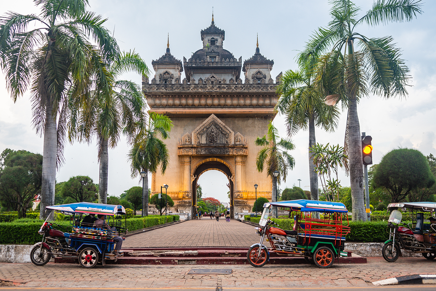Khám Phá Nét Đẹp Yên Bình Của Lào Vào Cuối Năm - Ảnh 1.
