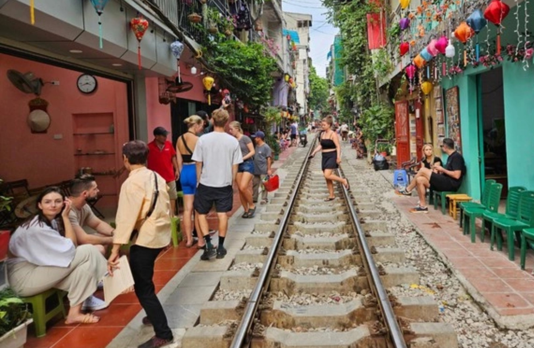 Hà Nội tiếp tục cấm khách tham quan phố cà phê ven đường ray - Ảnh 2.