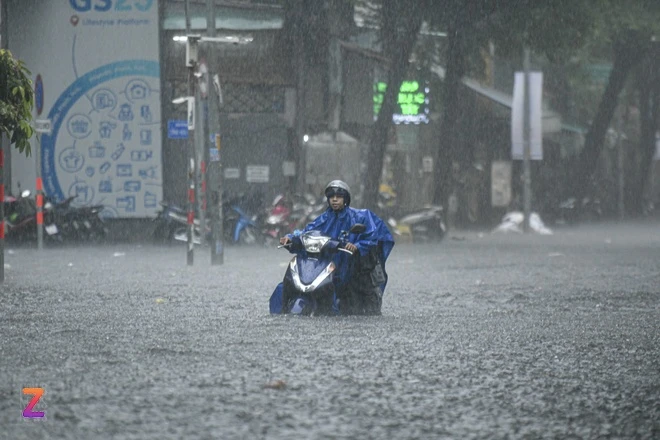 Mưa ngập lút bánh xe, người dân TP.HCM vật lộn giữa dòng nước - Xã hội