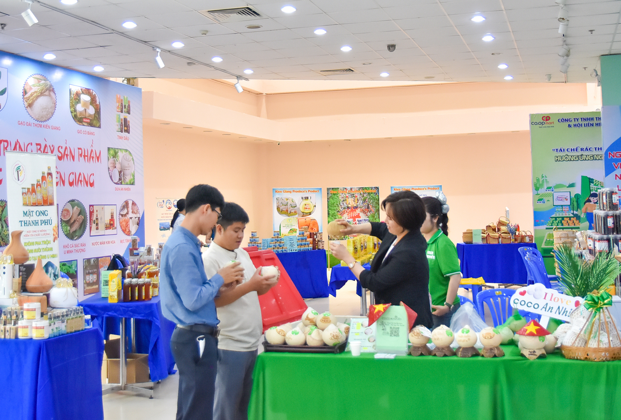 KITRA tổ chức khu trưng bày 'Giới thiệu sản phẩm đặc trưng Kiên Giang' tại Siêu thị Co.opmart Kiên Giang.