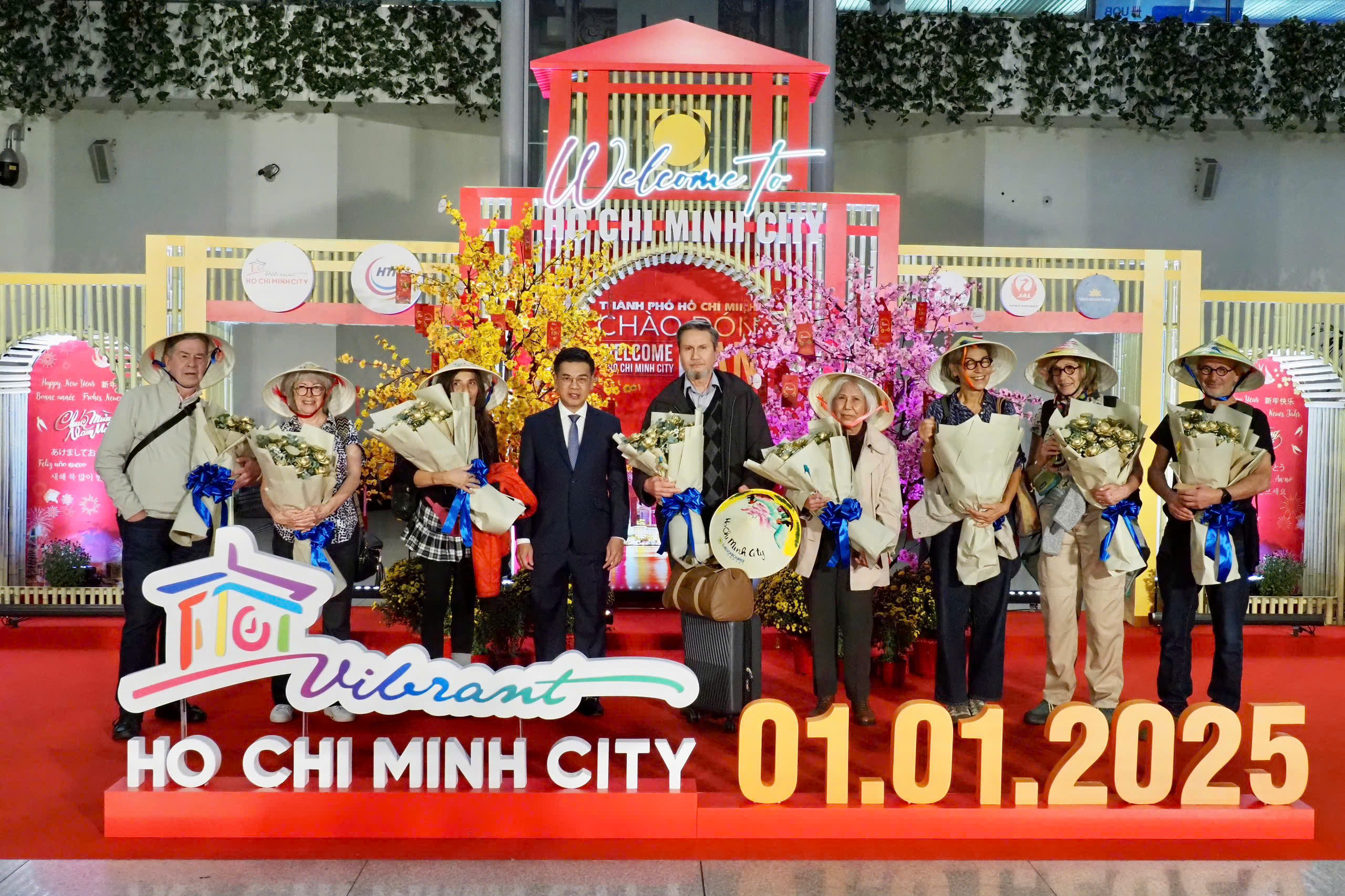 Sân bay Tân Sơn Nhất chào đón du khách quốc tế trong ngày đầu năm mới - Ảnh 2.