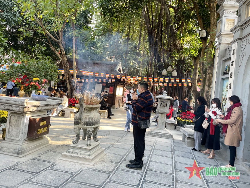 Đi chùa cầu duyên – nét đẹp tâm linh của người trẻ Hà Nội