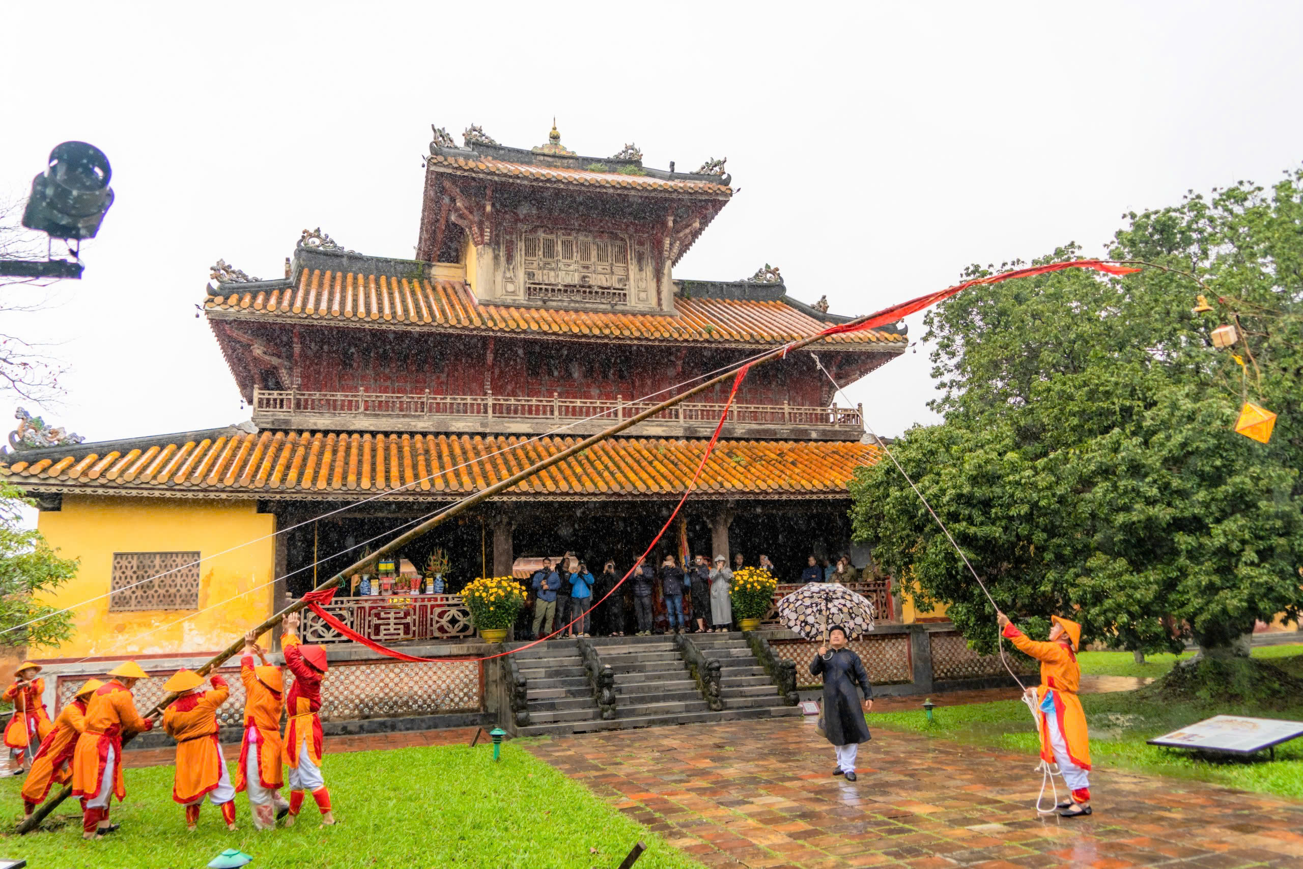 Không khí lễ hạ nêu