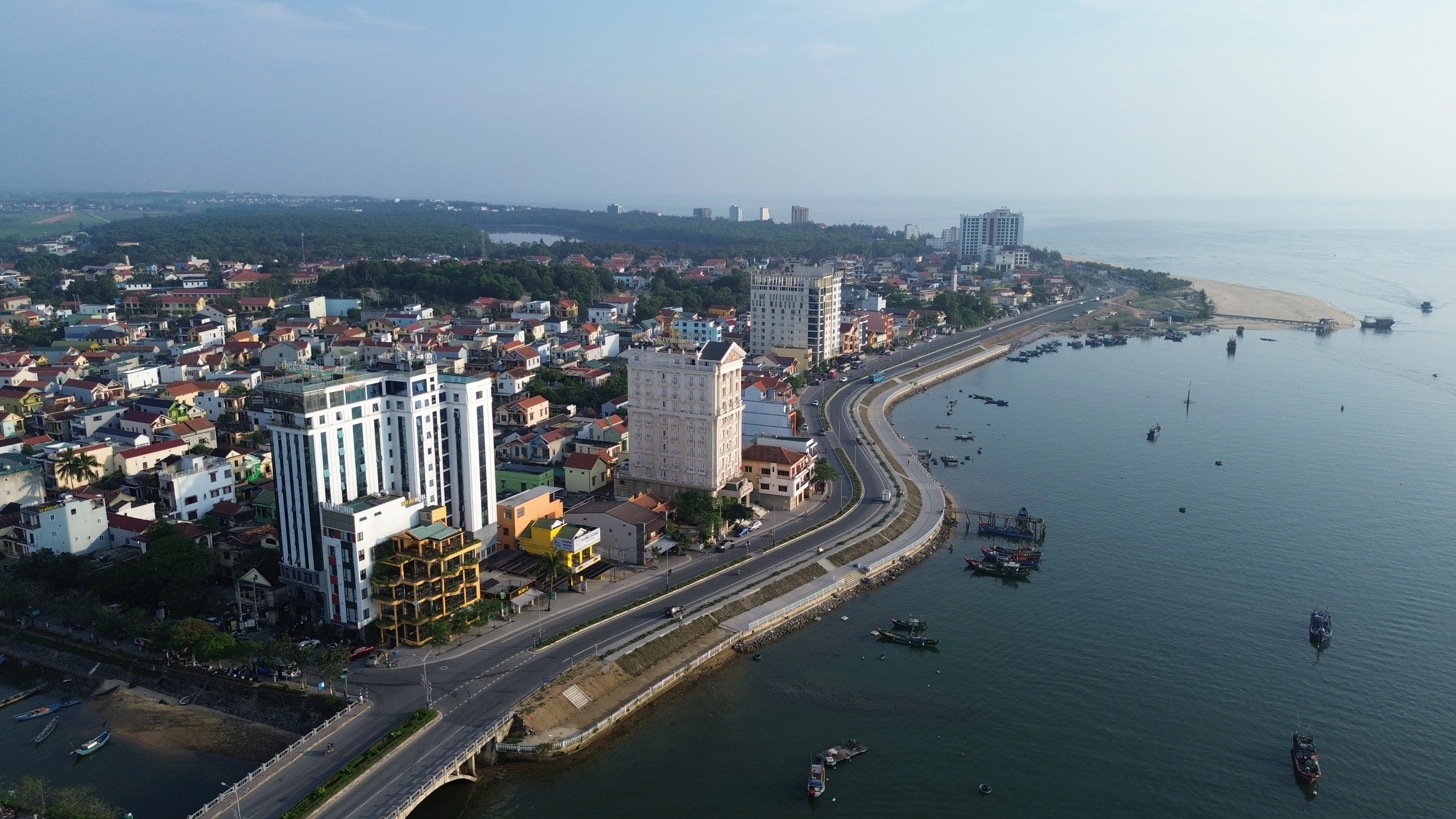 Giá phòng khách sạn tại TP. Đồng Hới tăng cao trước kỳ nghỉ lễ - Ảnh 1.