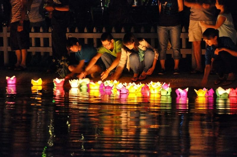 Khám phá Lễ hội thả đèn hoa đăng Hội An (Kèm giá vé cụ thể và chi tiết)