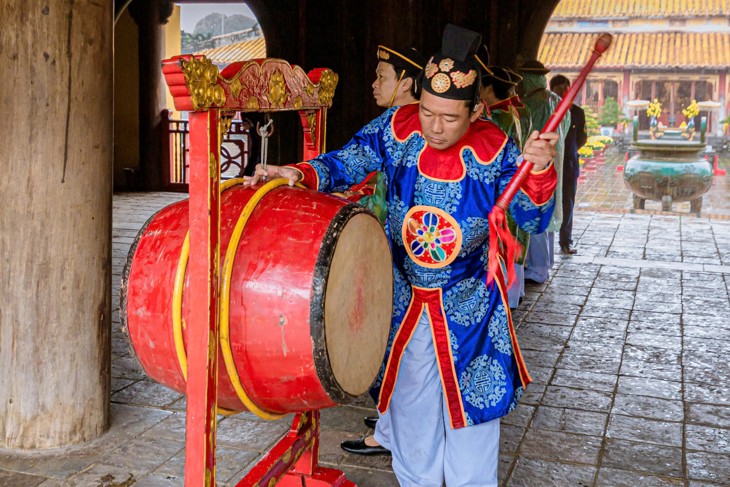 Du khách nhận chữ thư pháp