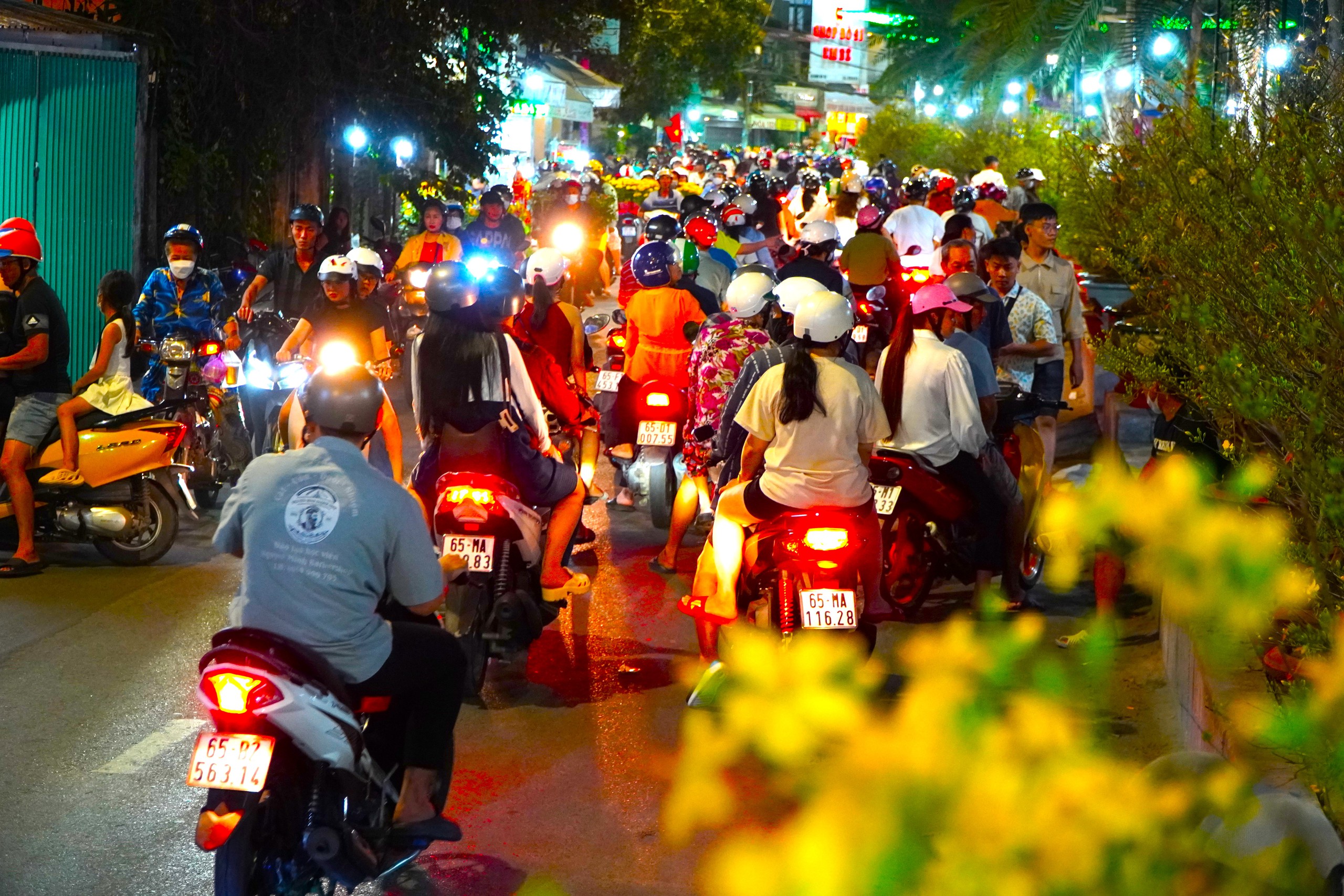 Đêm 27 Tết: Đường Hoa Tấp Nập Người Dạo - Ảnh 2.