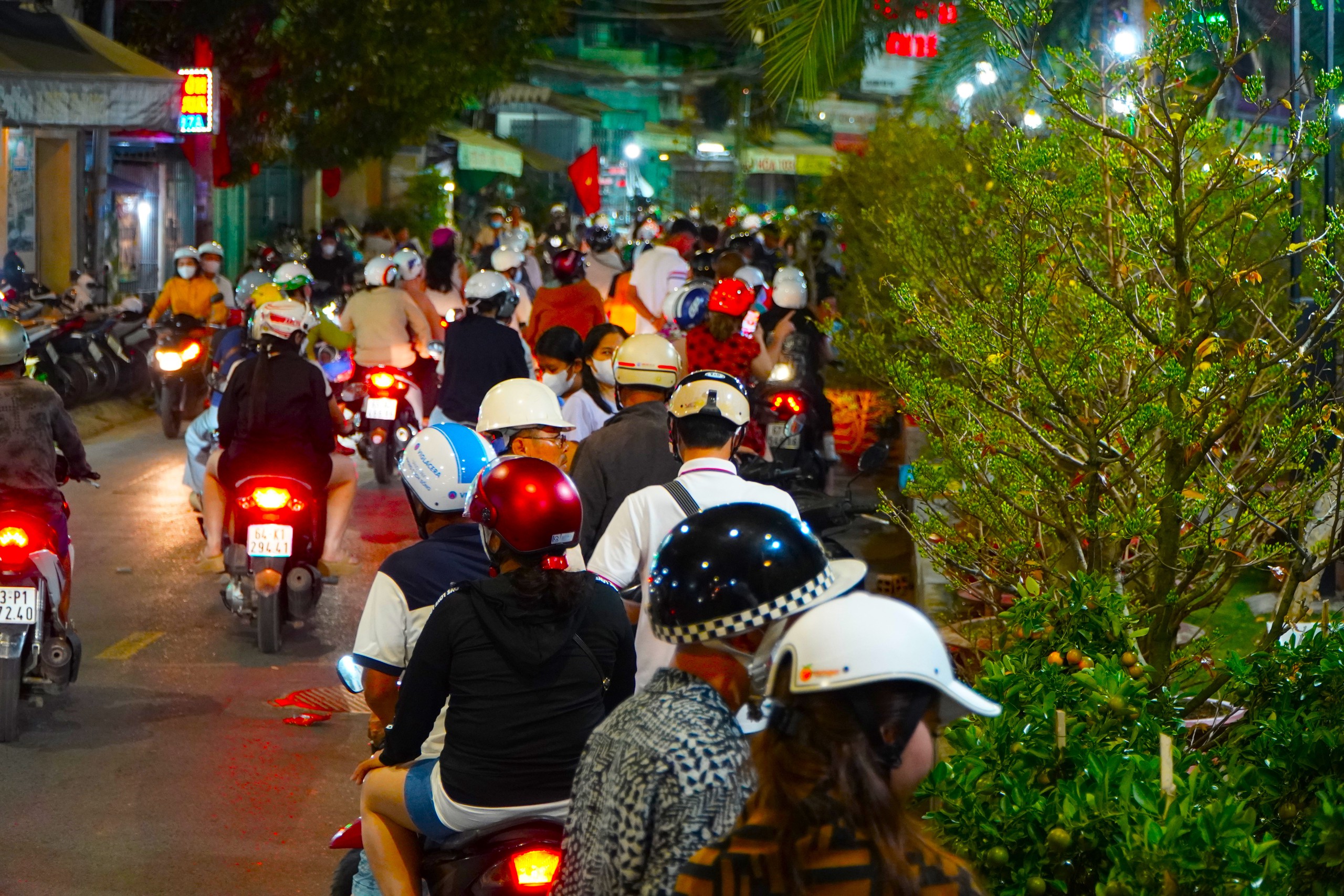 Đêm 27 Tết: Đường Hoa Tấp Nập Người Dạo - Ảnh 5.
