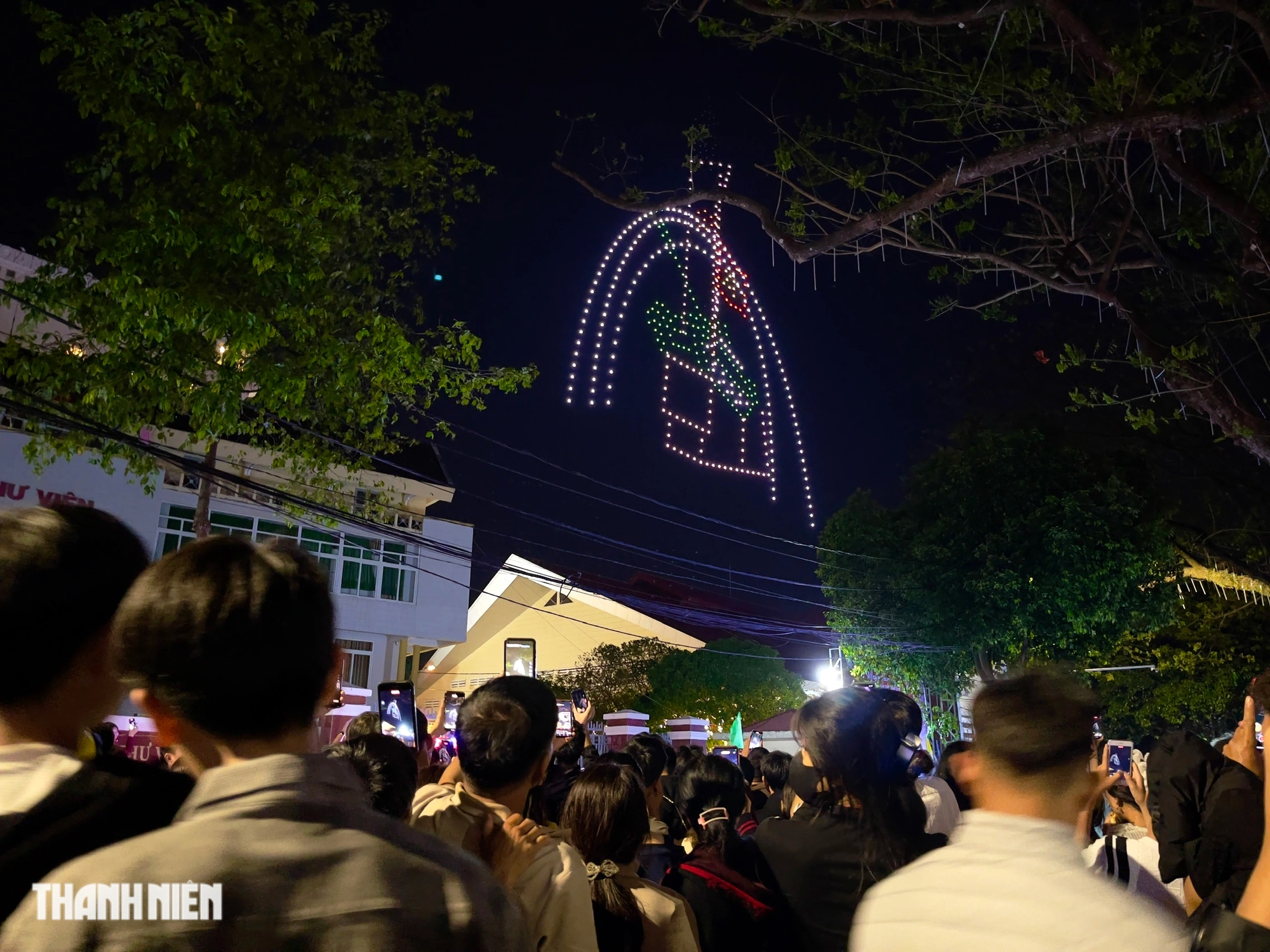 Hàng ngàn người theo dõi 500 drone ‘vẽ tranh’ trên bầu trời Buôn Ma Thuột- Ảnh 4.