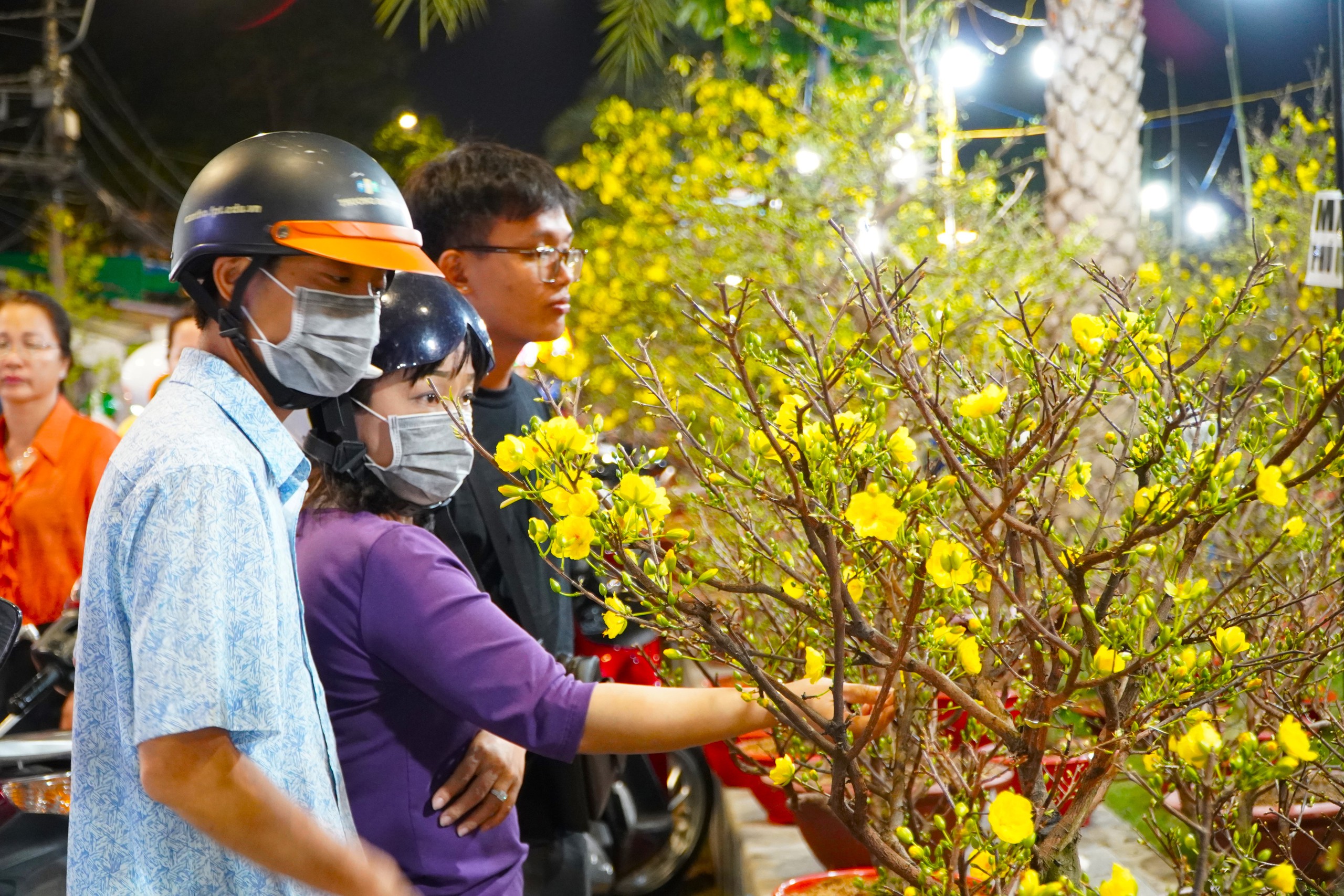 Đêm 27 Tết: Đường Hoa Tấp Nập Người Dạo - Ảnh 11.
