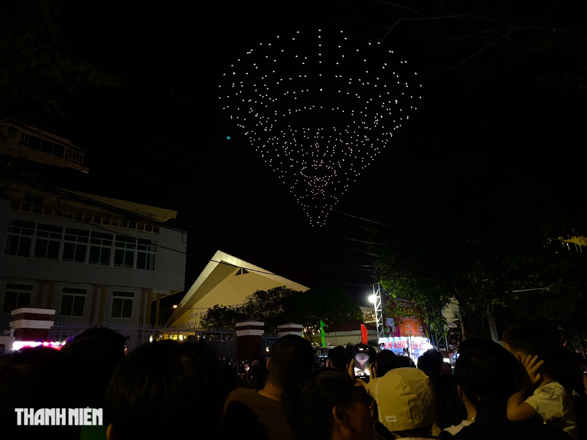 Hàng ngàn người theo dõi 500 drone ‘vẽ tranh’ trên bầu trời Buôn Ma Thuột- Ảnh 8.