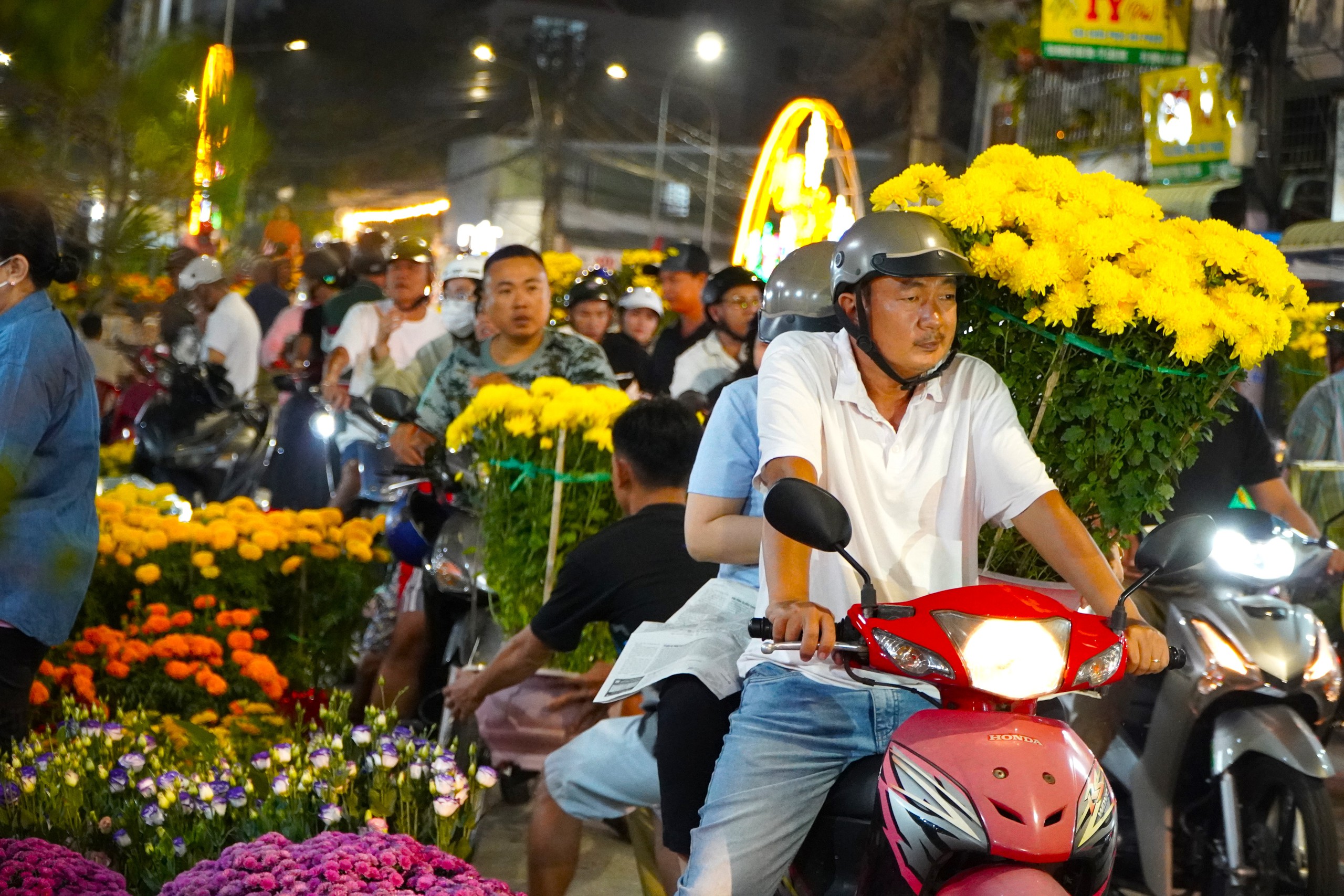 Đêm 27 Tết: Đường Hoa Tấp Nập Người Dạo - Ảnh 3.