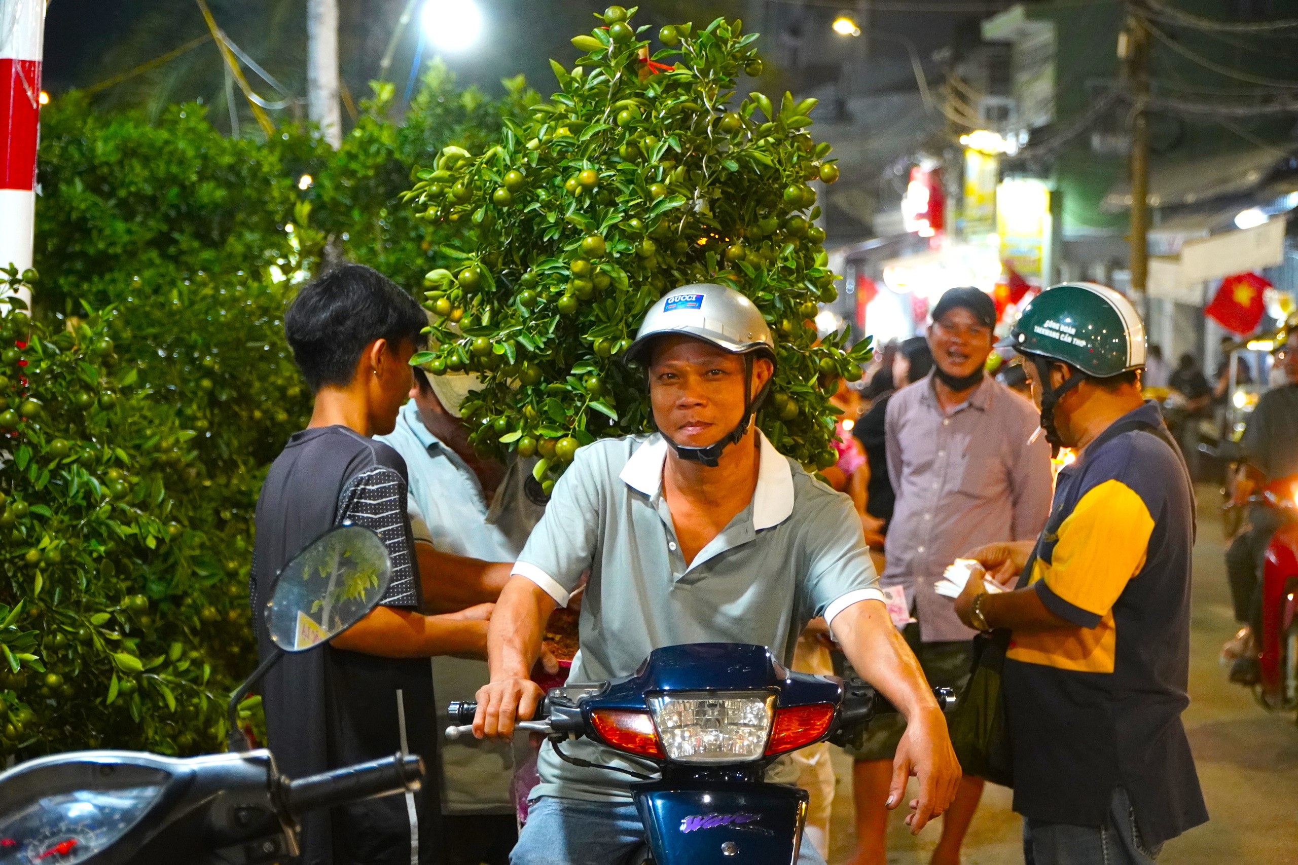 Đêm 27 Tết: Đường Hoa Tấp Nập Người Dạo - Ảnh 9.