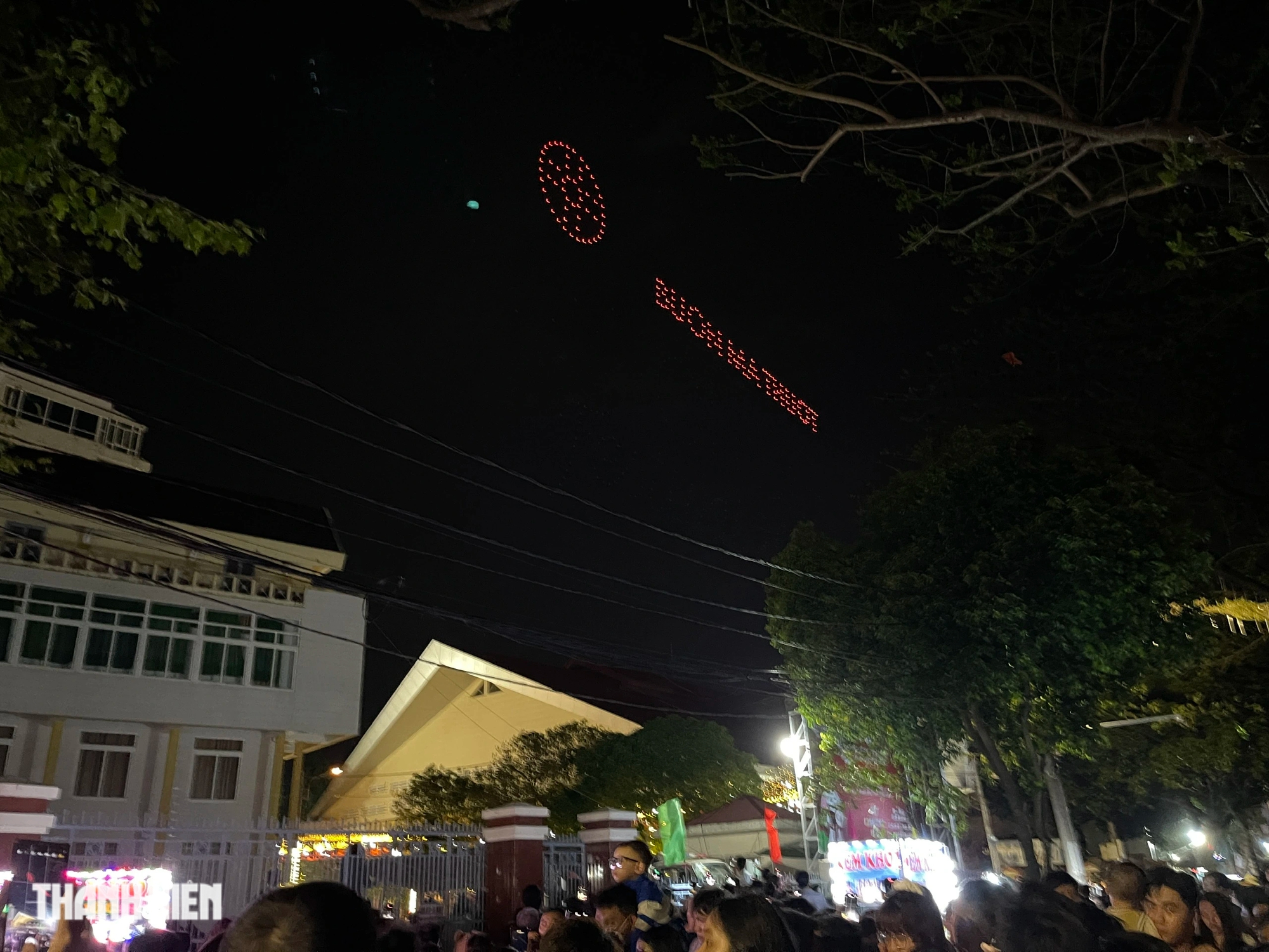 Hàng ngàn người theo dõi 500 drone ‘vẽ tranh’ trên bầu trời Buôn Ma Thuột- Ảnh 3.