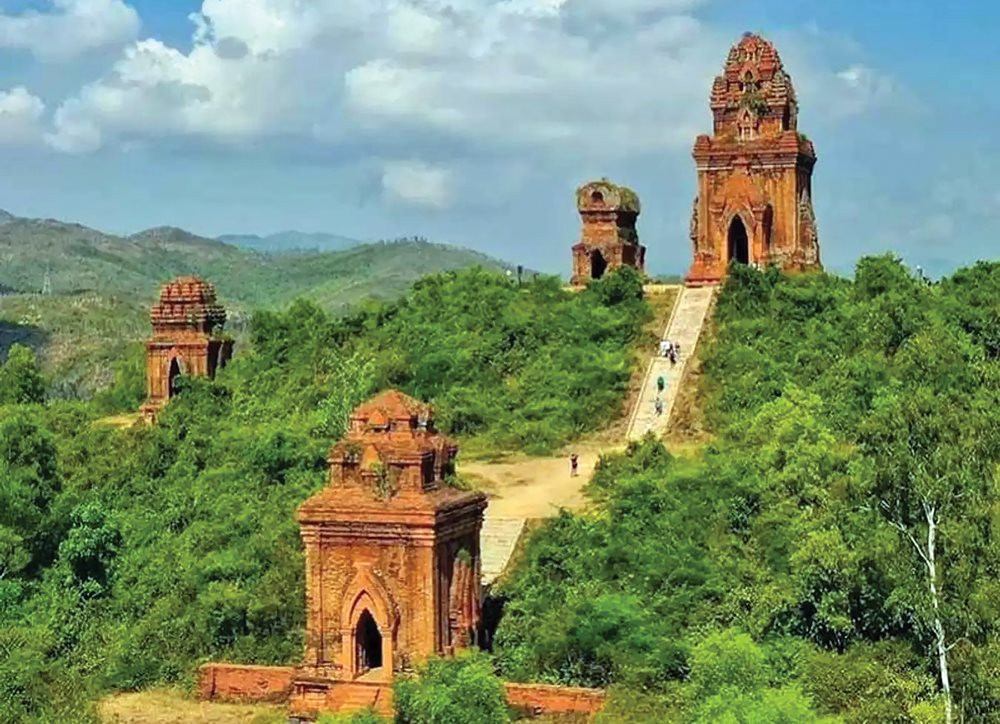 Tháp Bánh Ít - Di Tích Chăm Pa Trên Đồi Cao