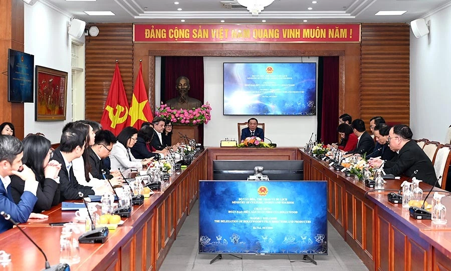Bộ trưởng làm việc với đoàn làm phim