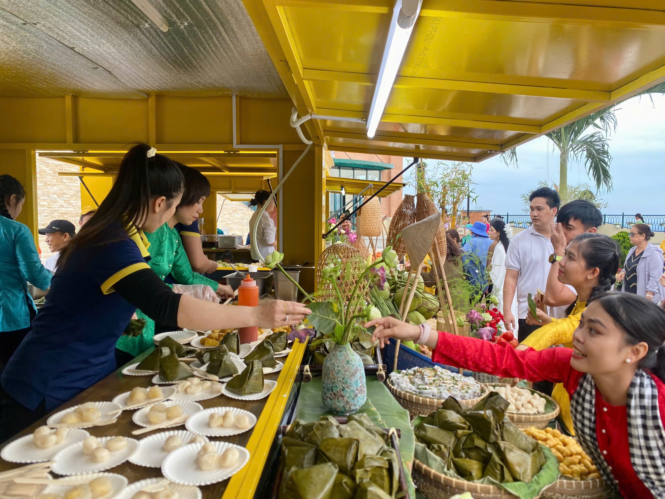 Khám Phá Phiên Chợ Lá Đặc Sắc Trên Núi Bà Đen - Ảnh 2.