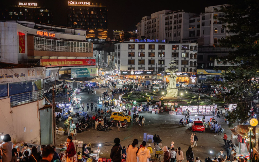Việc pht triển m hnh kinh tế ban đm nhằm gp phần tc động tch cực trong việc thay đổi diện mạo ban đm của thnh phố Đ Lạt.