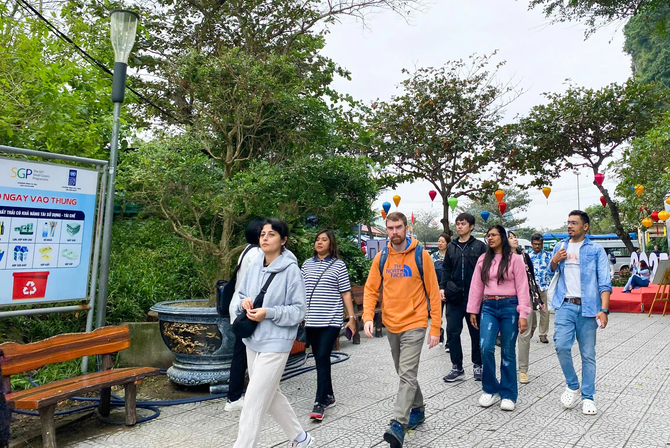 Miễn visa cho công dân ba nước du lịch vào Việt Nam - Ảnh 1.