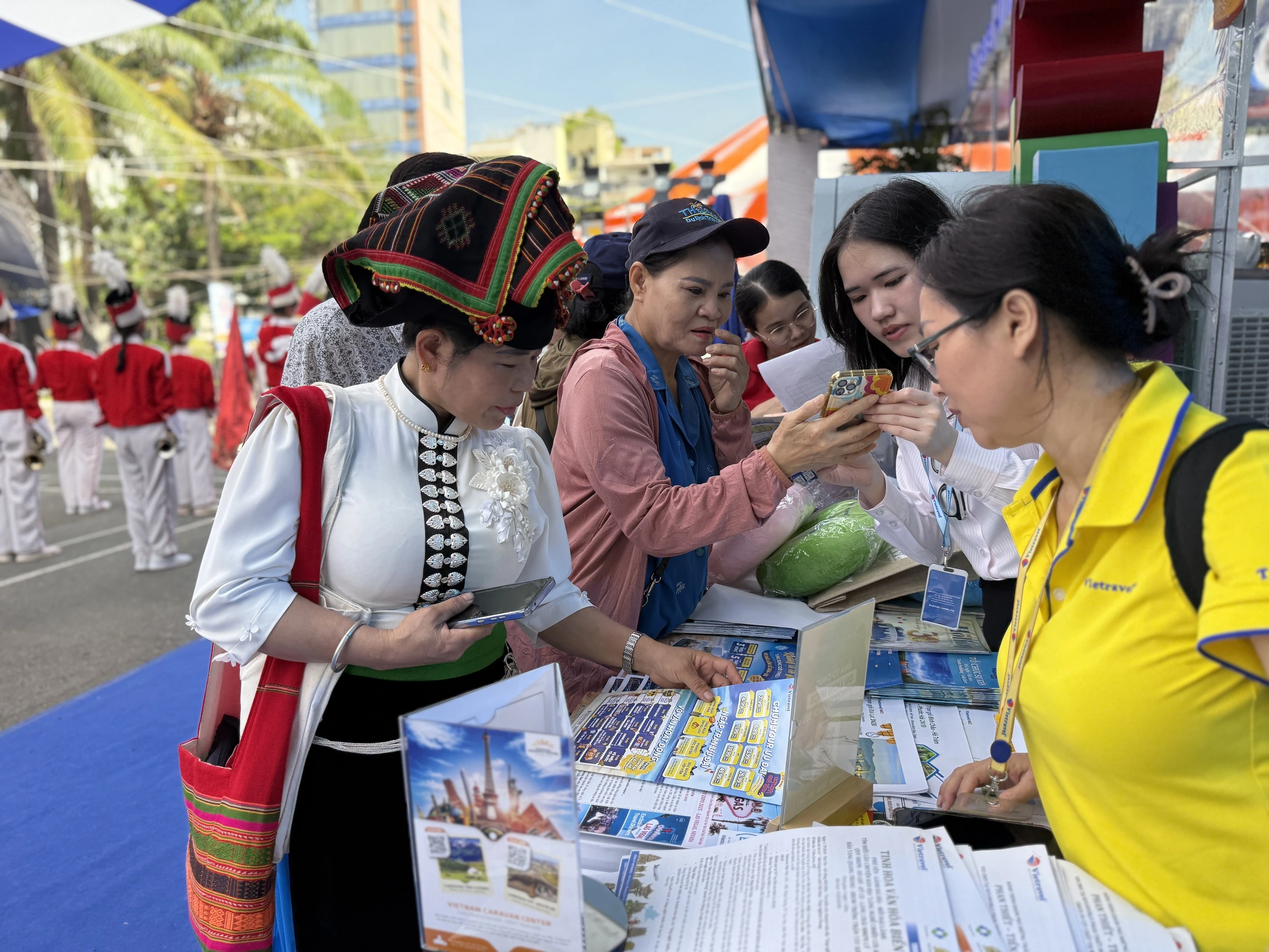 Khách hàng tìm kiếm tour khuyến mãi tại Ngày hội Du lịch TP.HCM - Ảnh 1.