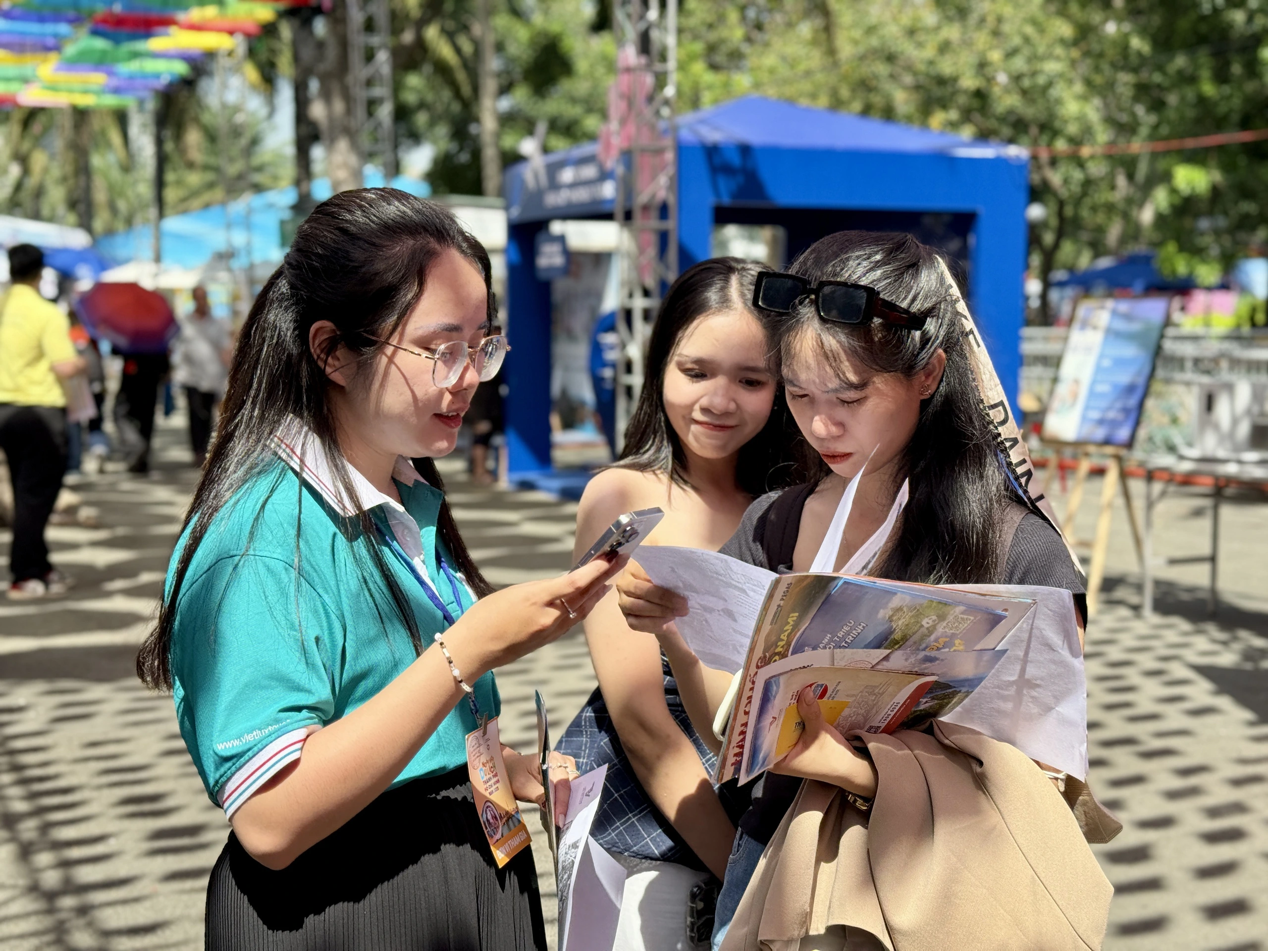 Khách hàng tìm kiếm tour khuyến mãi tại Ngày hội Du lịch TP.HCM - Ảnh 2.