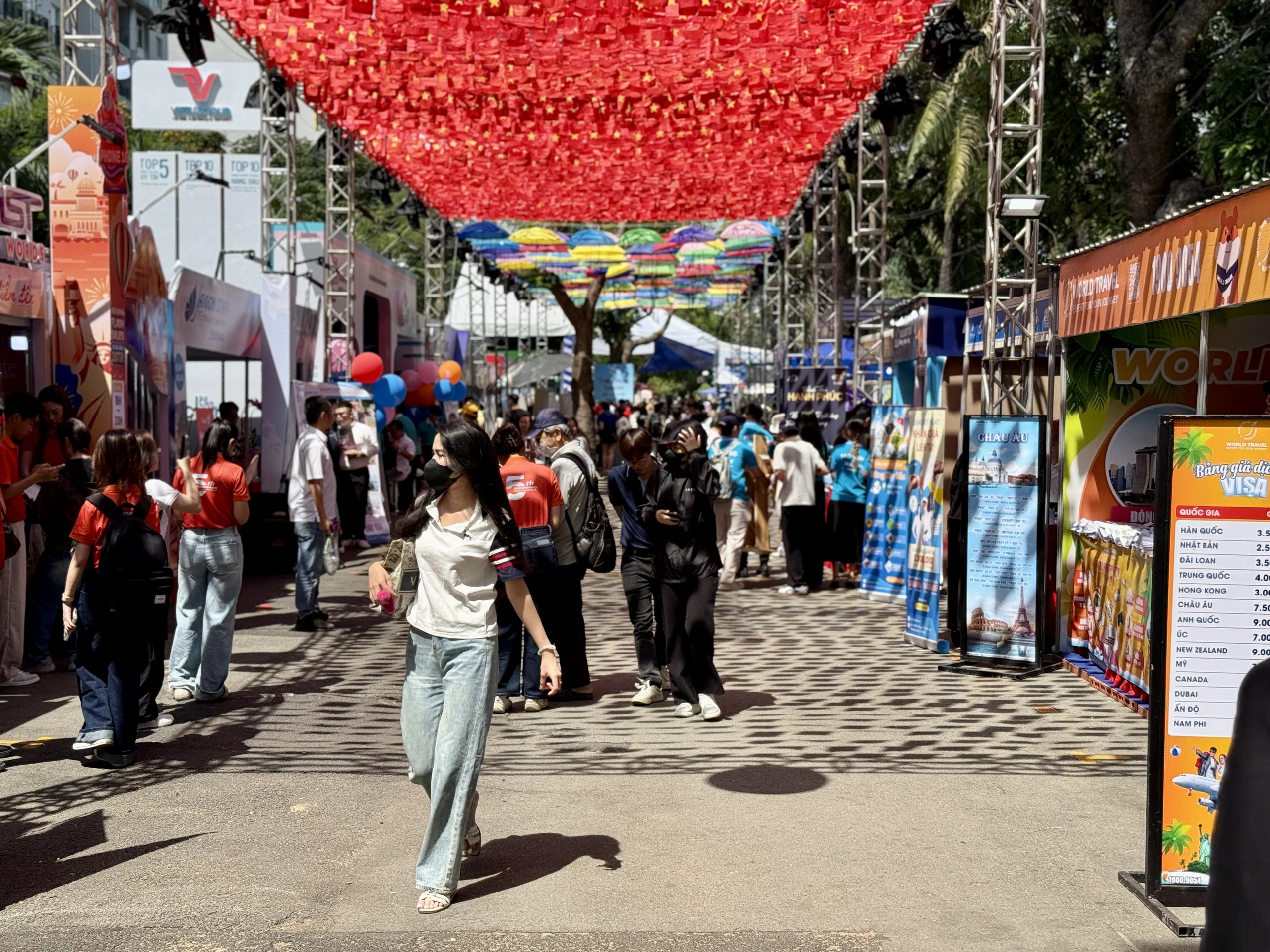 Khách hàng tìm kiếm tour khuyến mãi tại Ngày hội Du lịch TP.HCM - Ảnh 3.