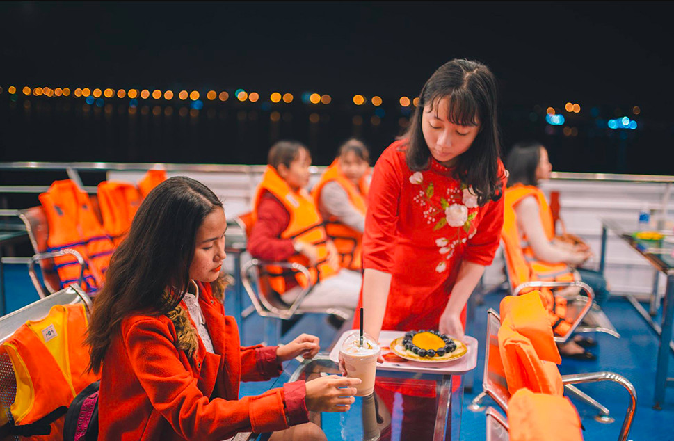 Du khách tham quan trên du thuyền Sông Hàn