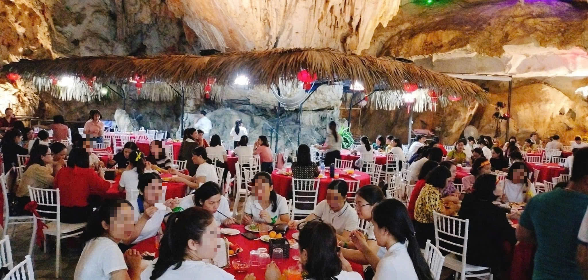 Biến đổi của hang Vũng Đục bên vịnh Bái Tử Long thành nhà hàng - Ảnh 1.