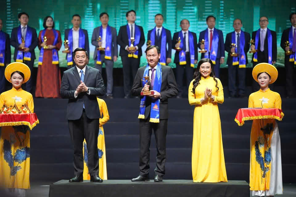 Khách sạn Huế vinh dự nhận giải thưởng Top 200 Sao vàng Đất Việt 2024 - Ảnh 1.