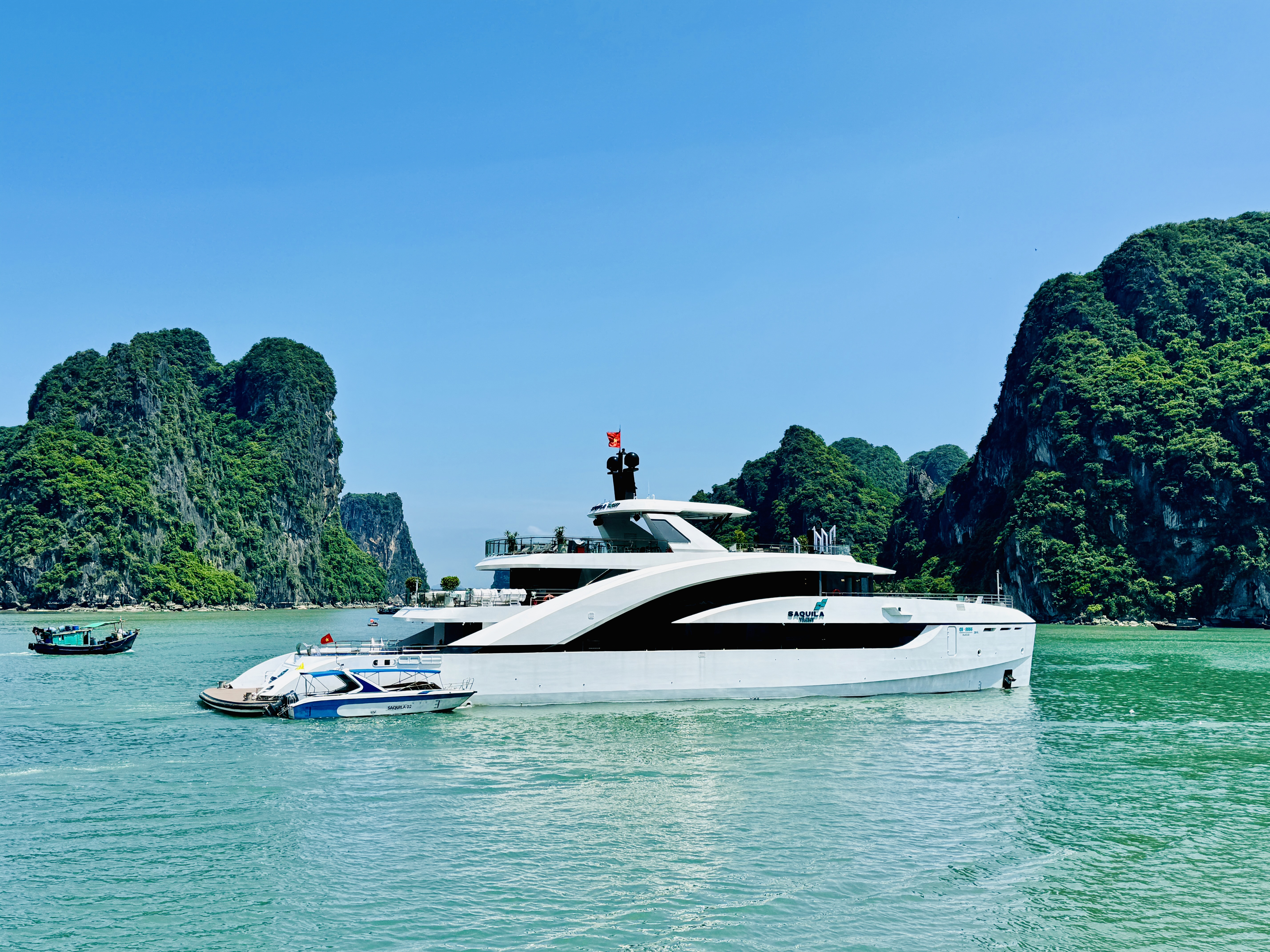 Từ 1.5, thu phí tham quan vịnh Hạ Long tuyến ven bờ 70.000 đồng/người- Ảnh 1.