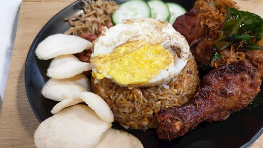 Món cơm chiên Nasi goreng ayam của Indonesia