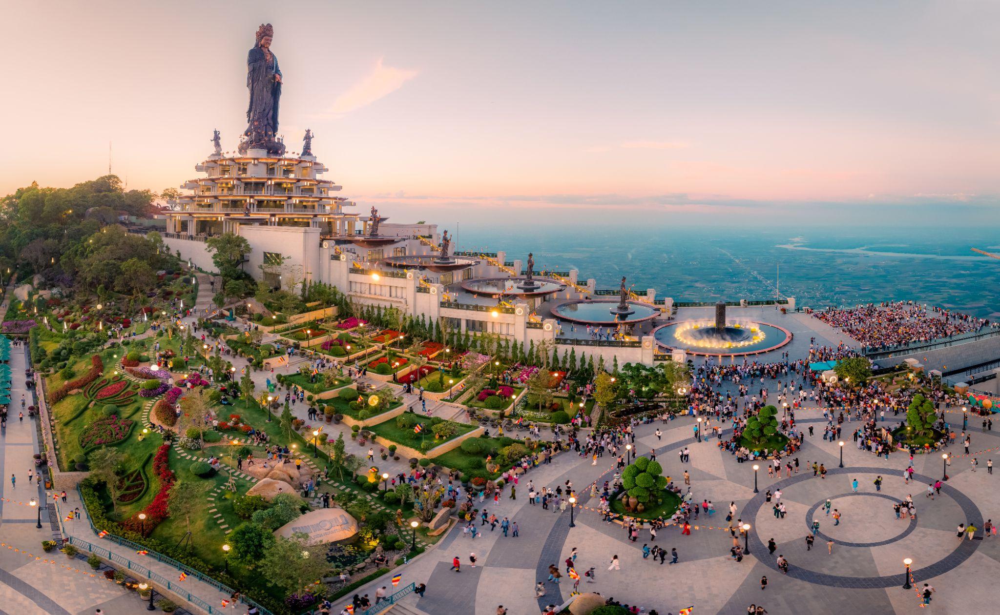 Núi Bà Đen là điểm đến văn hóa độc đáo tại Nam bộ.