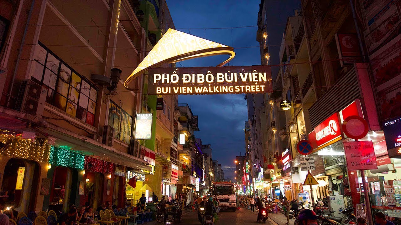 Phố Bùi Viện tấp nập vào buổi tối