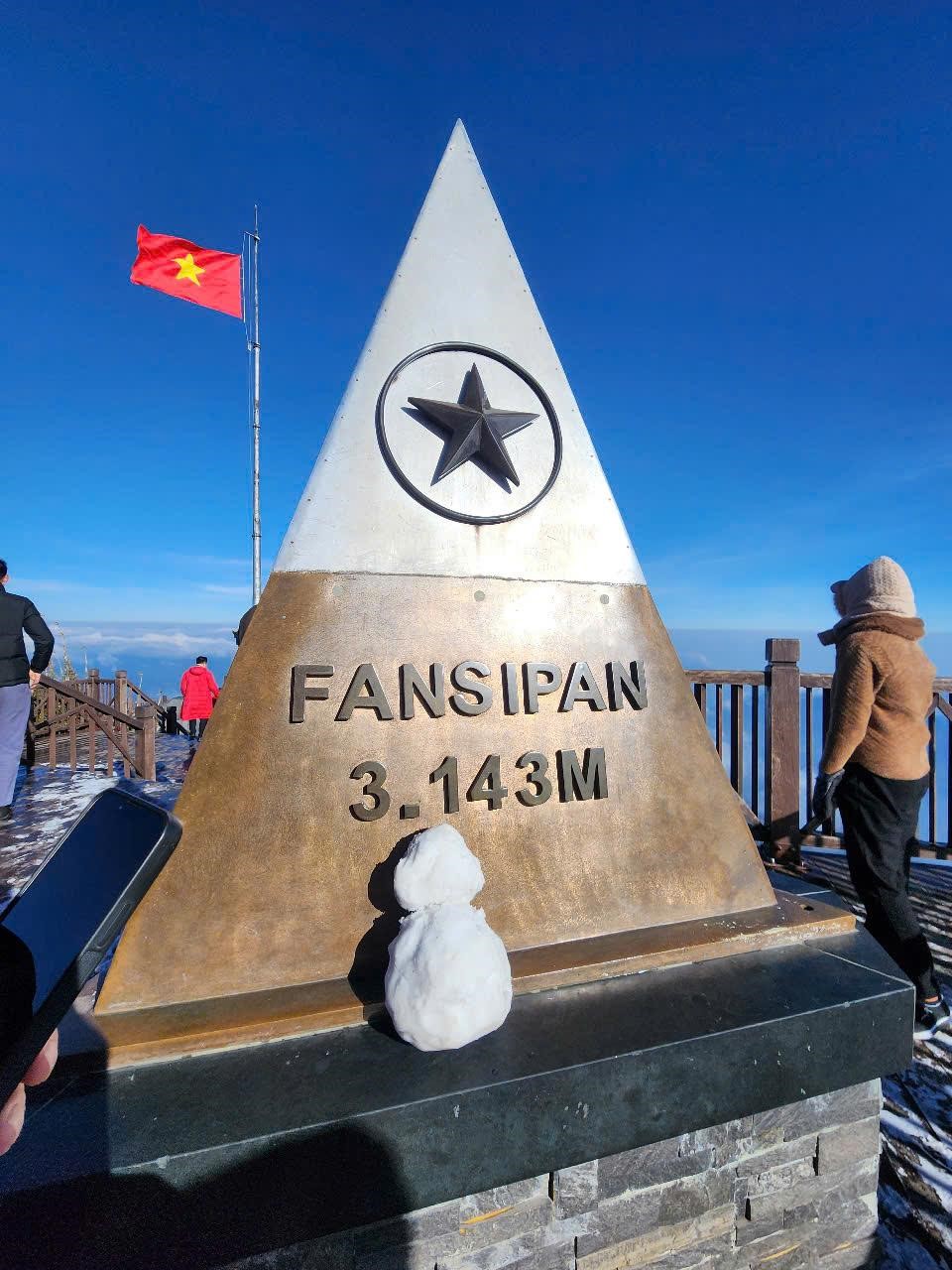 Hiện tượng kỳ thú: Băng giá bao phủ đỉnh Fansipan đầu năm - Ảnh 7.