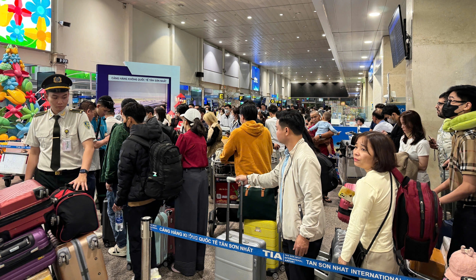 Sân bay Tân Sơn Nhất đông đúc từ nửa đêm đến sáng sớm, hành khách xếp hàng dài - Ảnh 5.