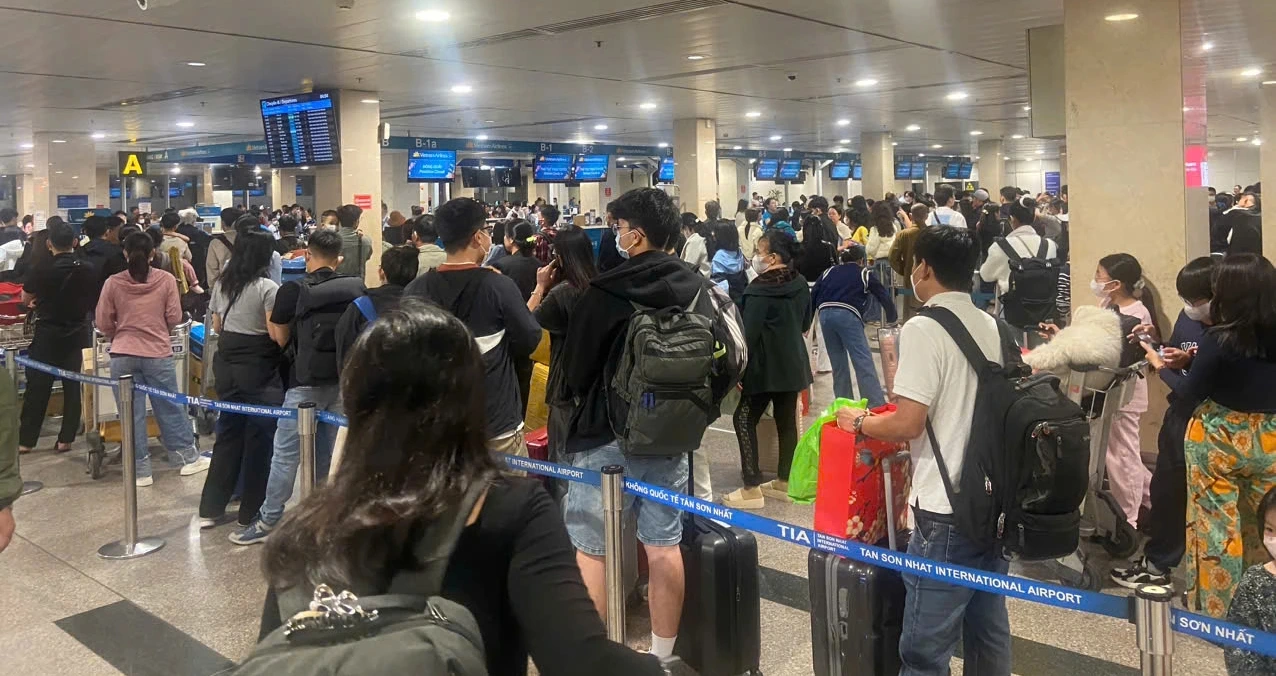 Cập nhật: Sân bay Tân Sơn Nhất dự kiến phục vụ hàng ngàn chuyến bay hôm nay - Ảnh 2.