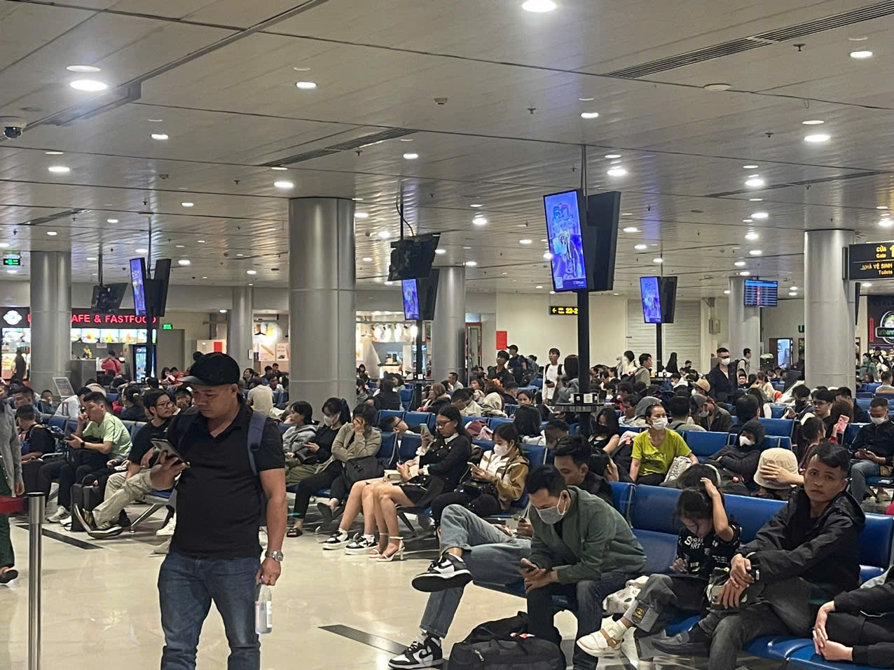 Sân bay Tân Sơn Nhất nhộn nhịp khách về quê đón Tết - Ảnh 5.