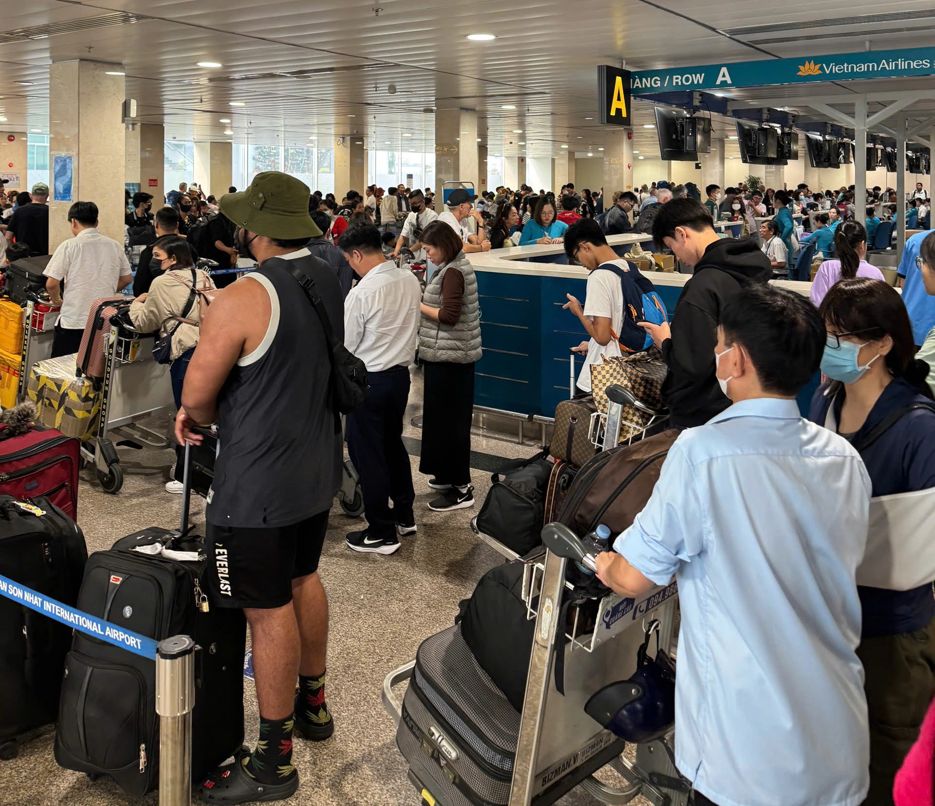 Cập nhật: Sân bay Tân Sơn Nhất dự kiến phục vụ hàng ngàn chuyến bay hôm nay - Ảnh 3.