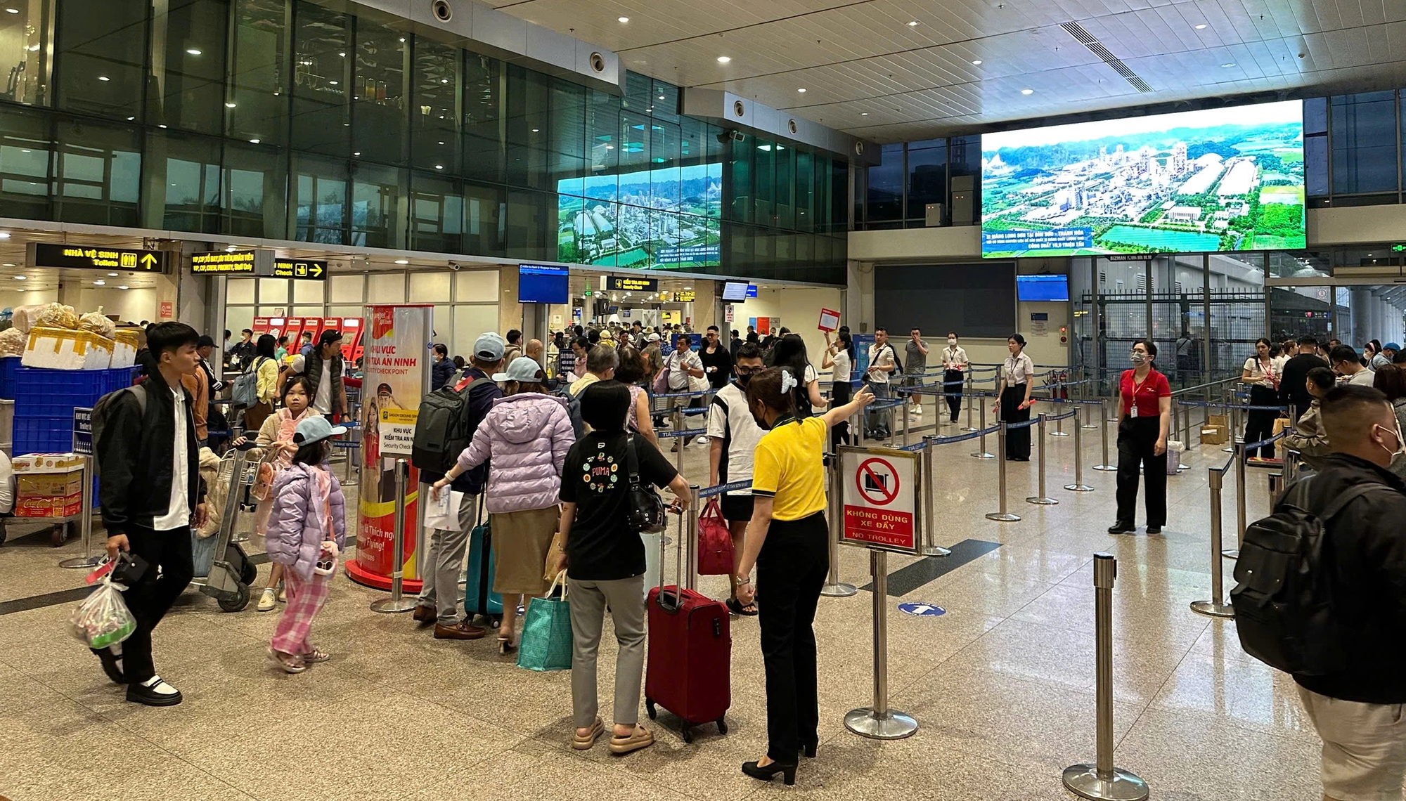 Cập nhật: Sân bay Tân Sơn Nhất dự kiến phục vụ hàng ngàn chuyến bay hôm nay - Ảnh 5.