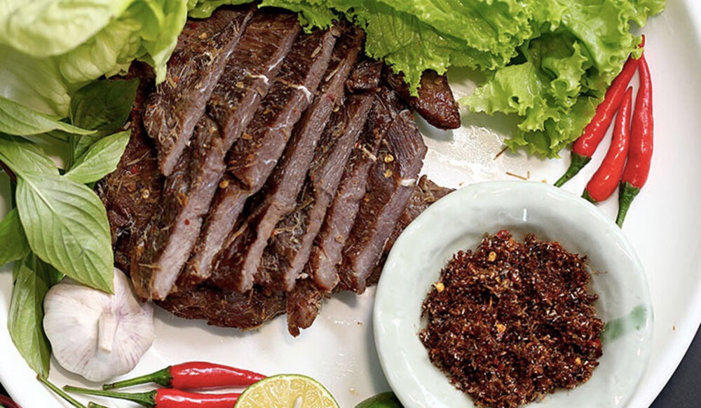 Thưởng thức khô bò một nắng muối kiến vàng - Đặc sản trứ danh xứ Nẫu