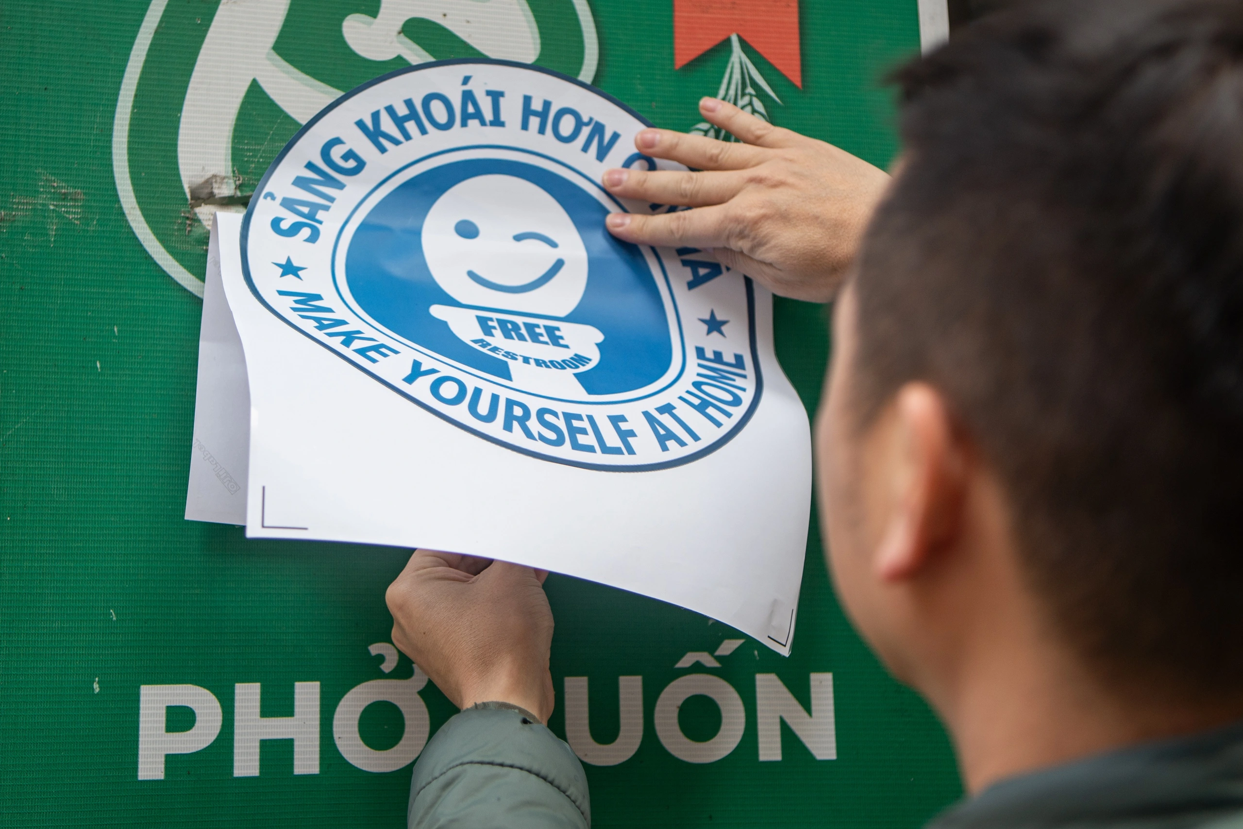 Khách du lịch quốc tế hào hứng với mô hình 'Nhà vệ sinh miễn phí' tại Hà Nội - Ảnh 3.