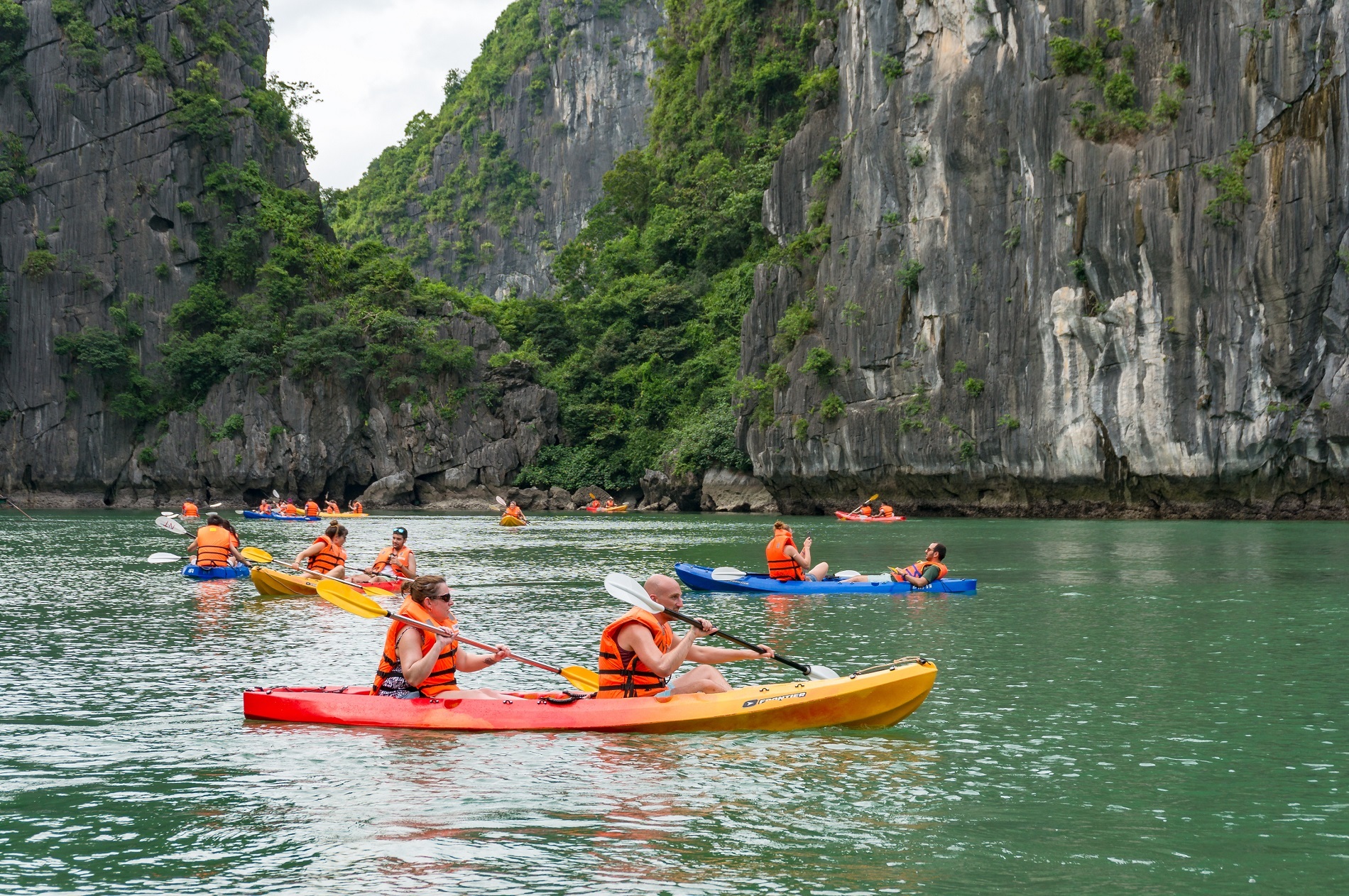 Ngừng hoạt động chèo kayak tại vịnh Lan Hạ: Doanh nghiệp phản ứng ra sao và chính quyền có ý kiến gì?- Ảnh 1.