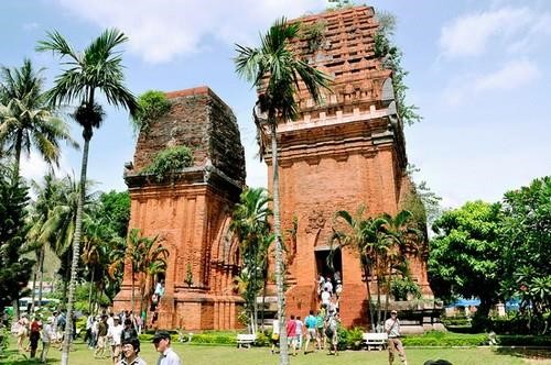 Từ SÂN BAY PHÙ CÁT VỀ QUY NHƠN đi qua những điểm Du Lịch nào ?