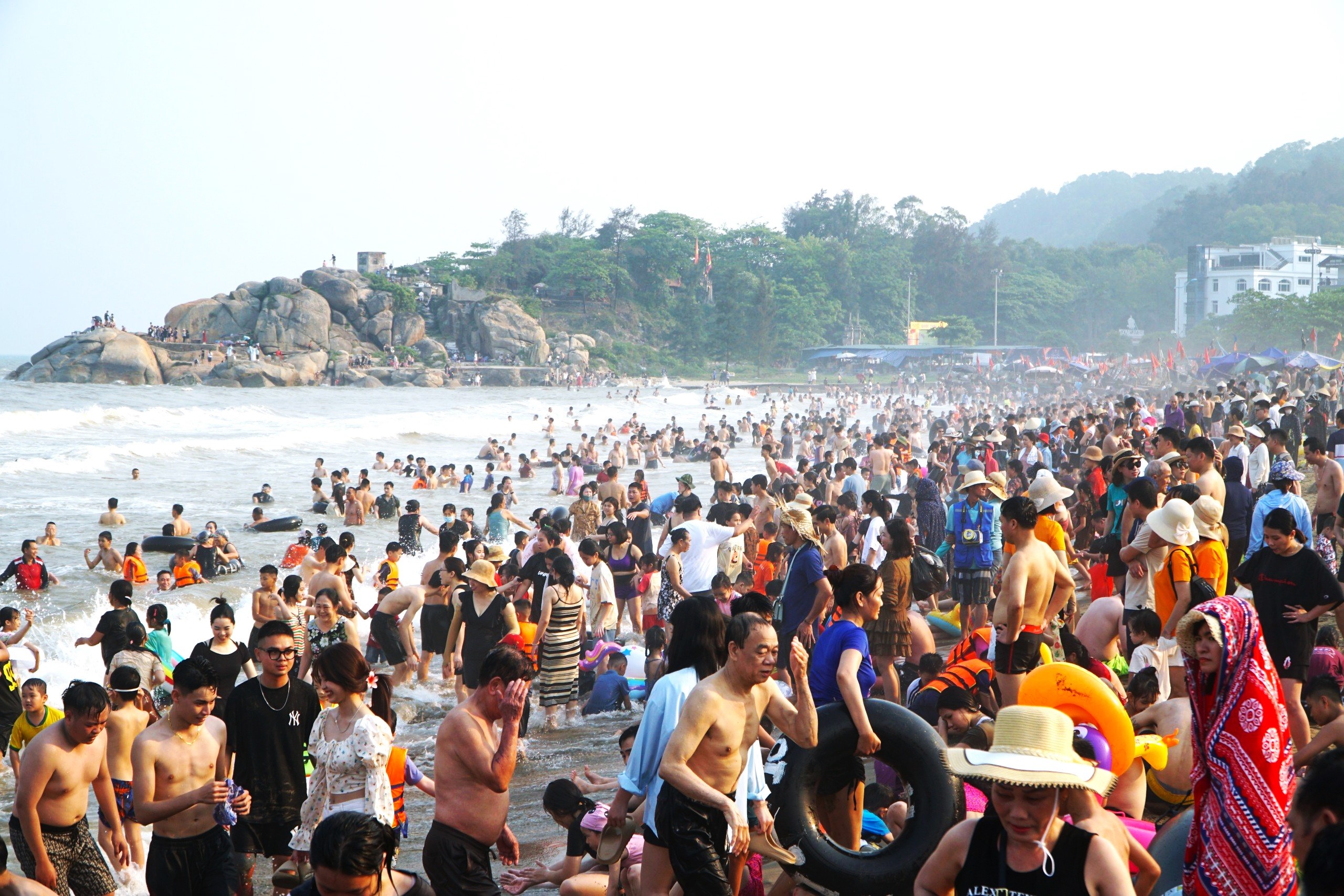 Cần Hành Động Quyết Liệt Để Chấm Dứt Tình Trạng Xe Điện Chèo Kéo Khách Tại Sầm Sơn - Ảnh 1.