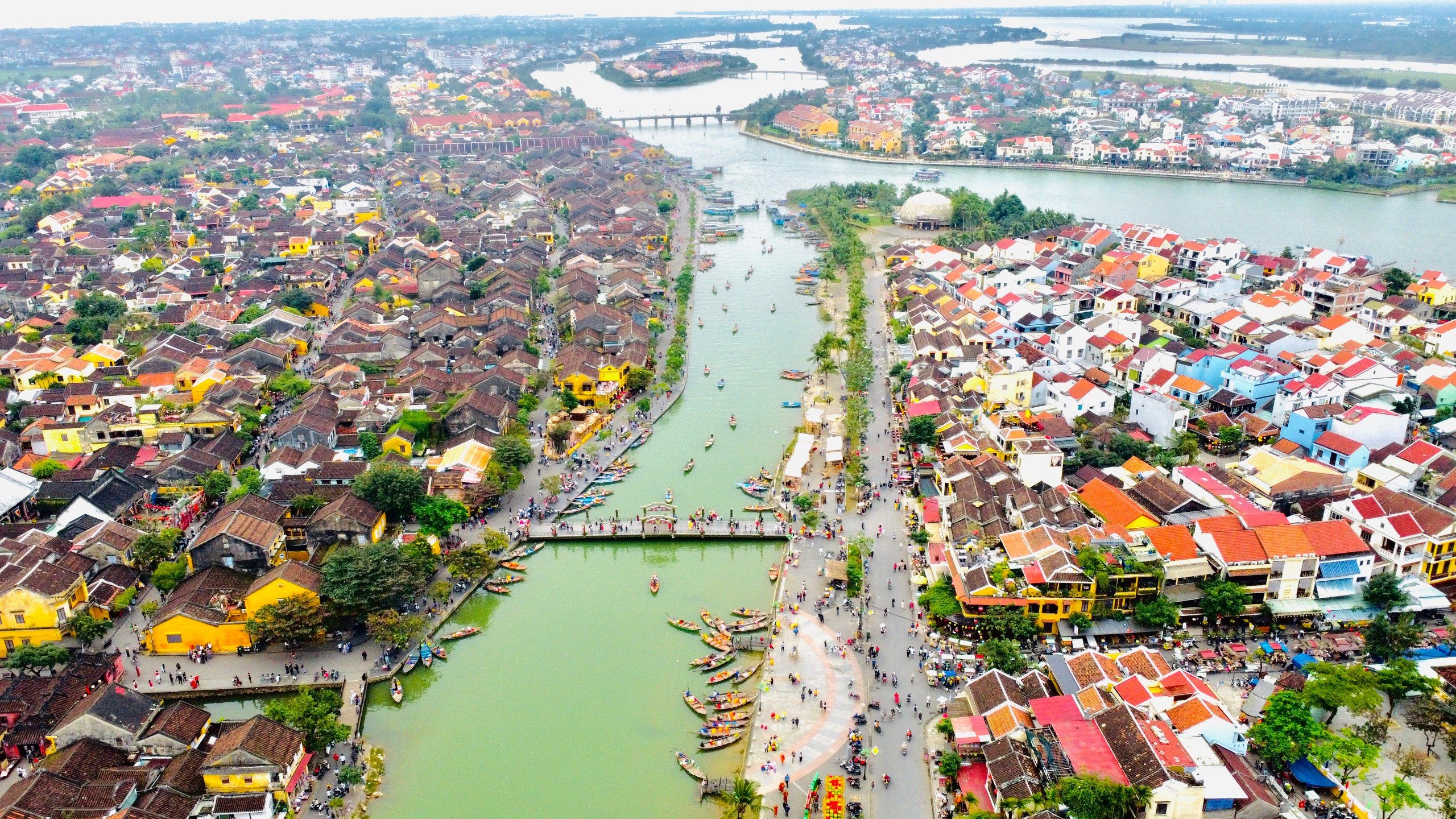 Quảng Nam Khai Trương Tuyến Xe Buýt Kết Nối Hai Di Sản Văn Hóa Thế Giới - Ảnh 1.