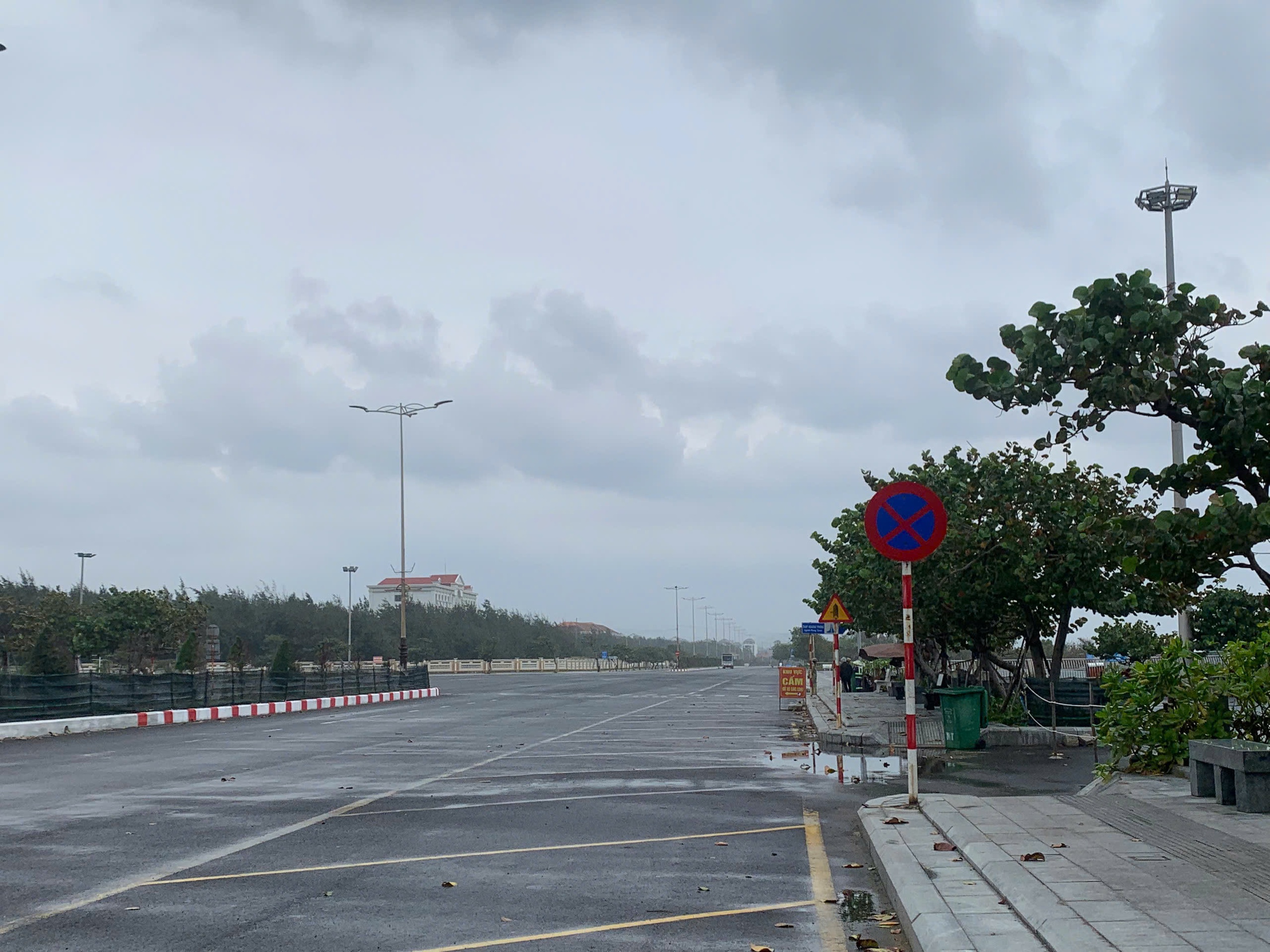 Sự thật về việc du khách nước ngoài bị bảo vệ tại quảng trường Nghinh Phong - Ảnh 3.
