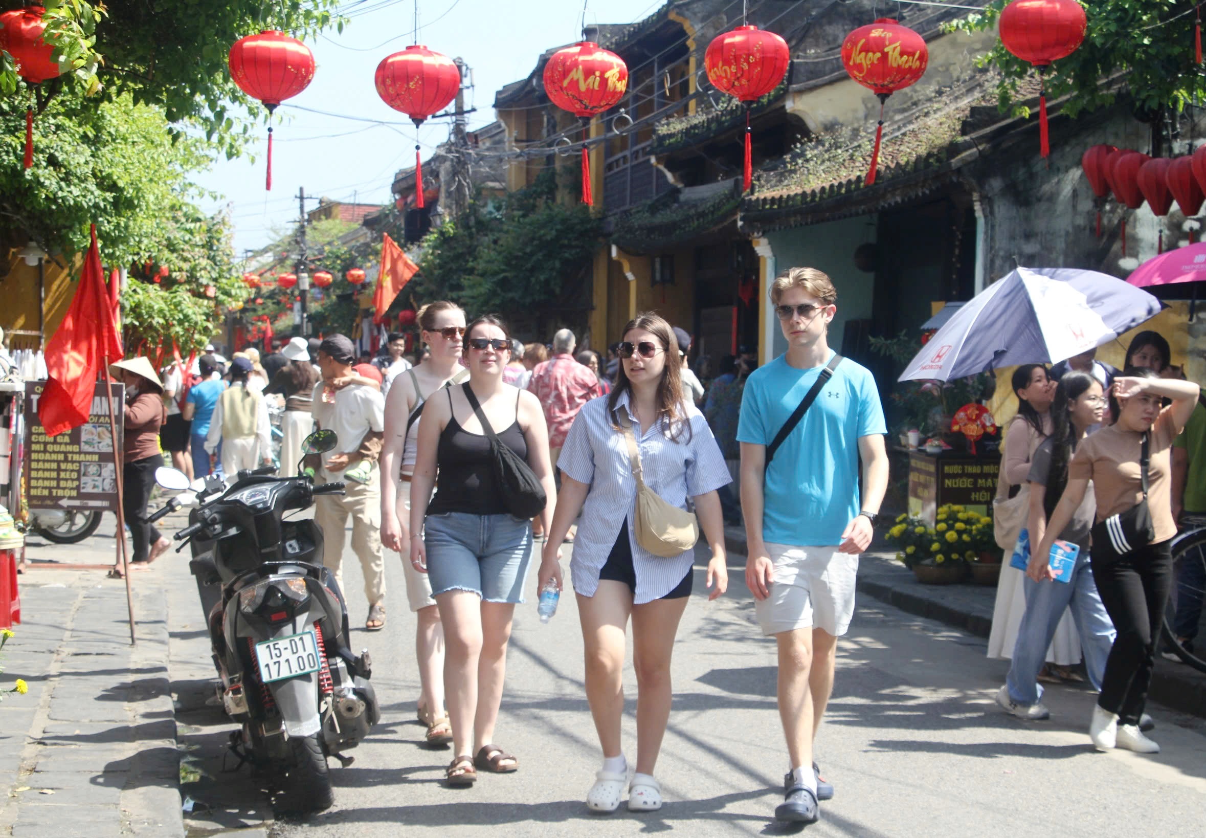Hội An nhộn nhịp trong không khí du xuân đầu năm - Ảnh 11.