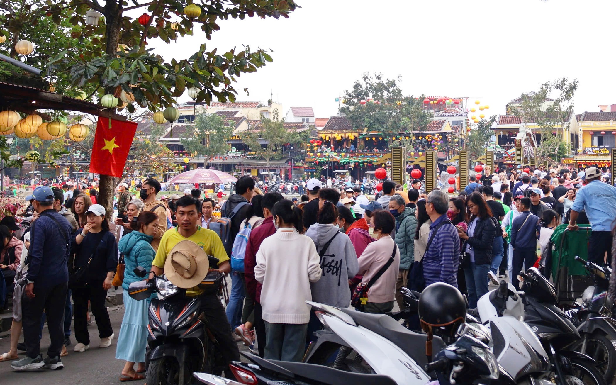 Hội An nhộn nhịp trong không khí du xuân đầu năm - Ảnh 6.