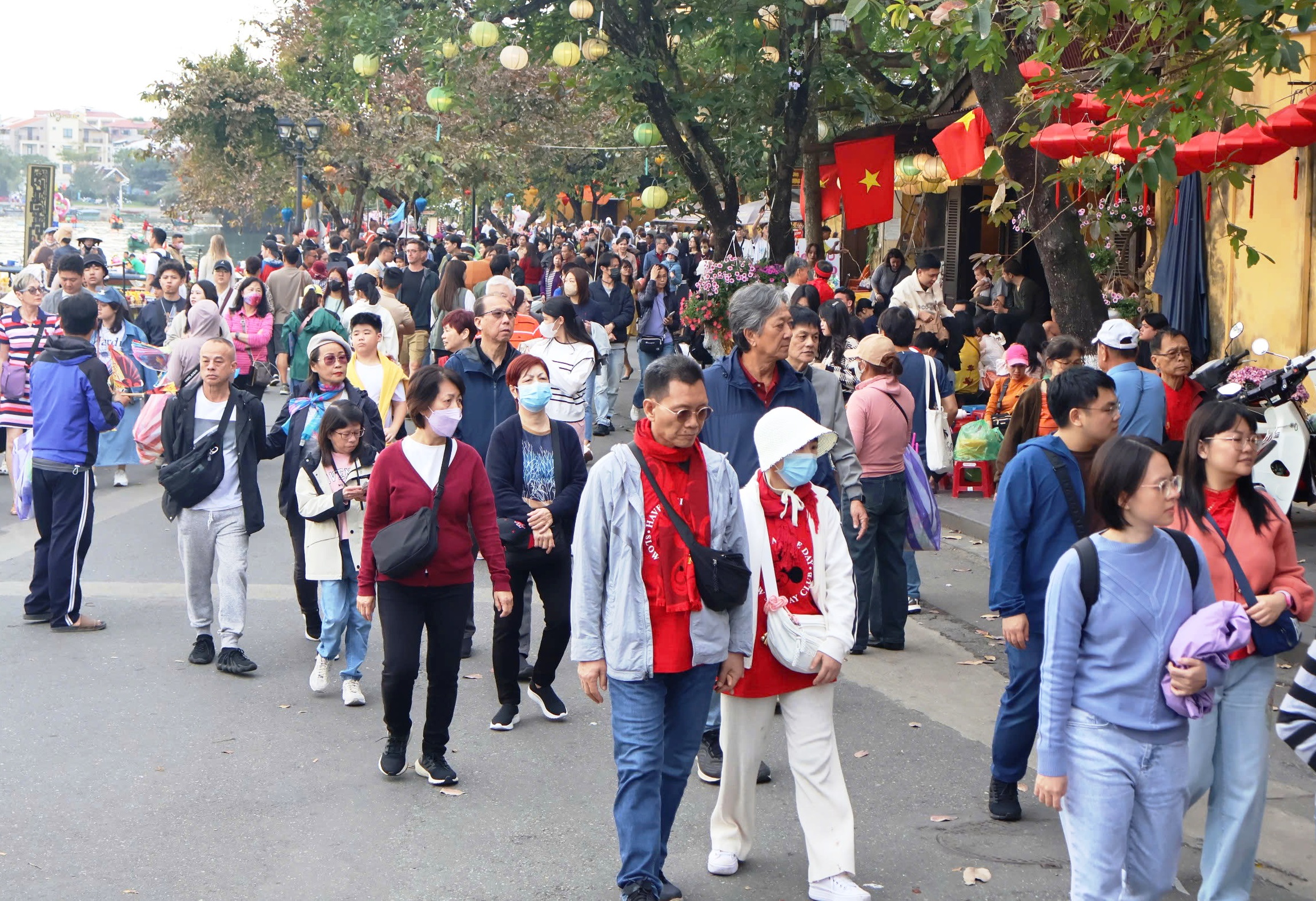 Hội An nhộn nhịp trong không khí du xuân đầu năm - Ảnh 2.